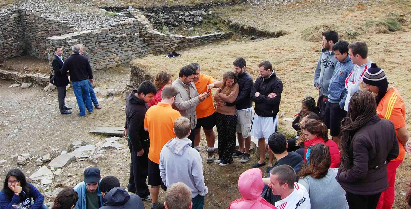 Imagen de archivo de la visita del secretario xeral da Emigración a las y los jóvenes del campo de trabajo de Portomarín (Lugo)