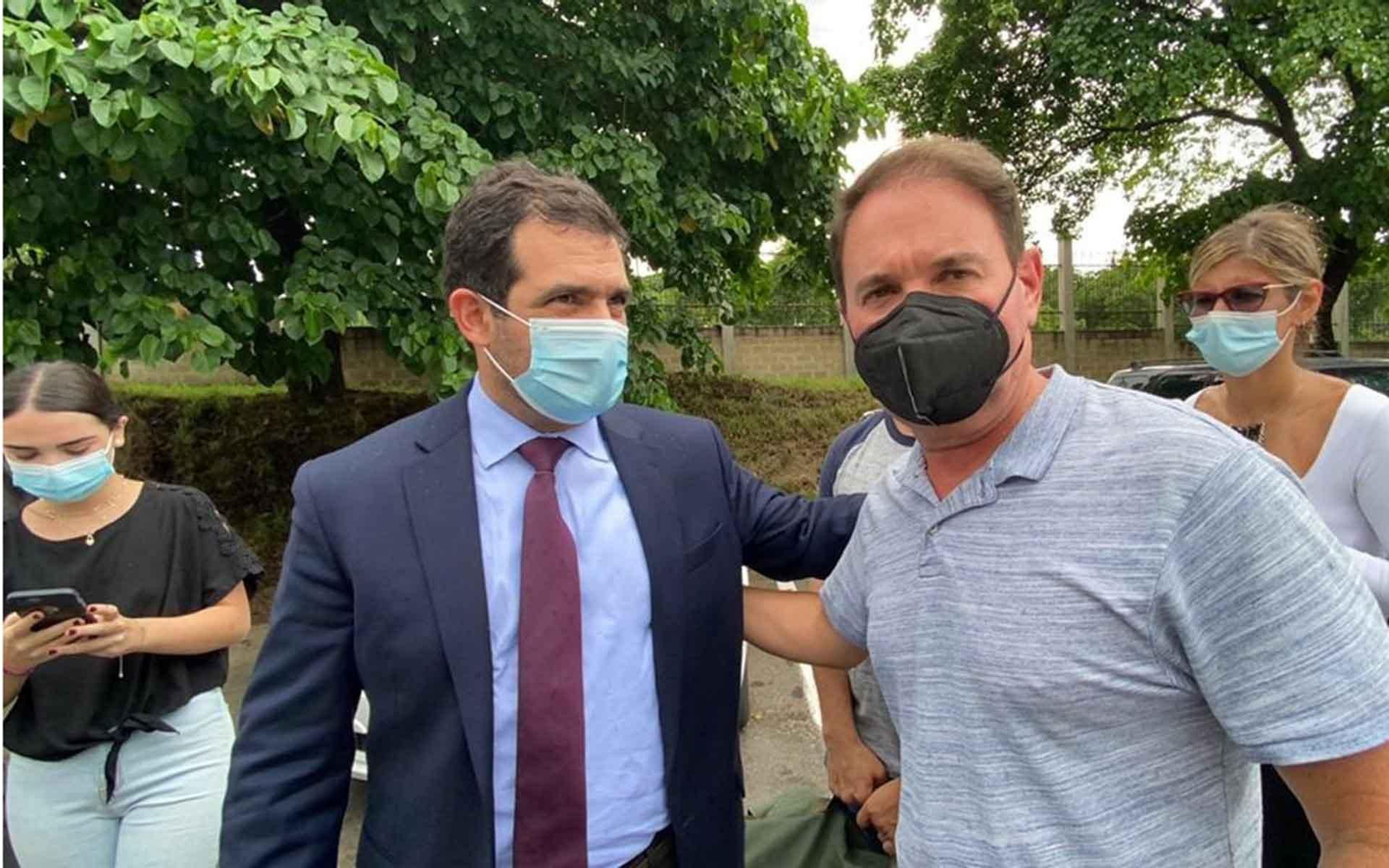 Fotografía cedida por prensa de Foro Penal donde se observa al teniente coronel Ruperto Sánchez (d) junto al director de Foro Penal, Alfredo Romero (i). EFE/ Foro Penal
