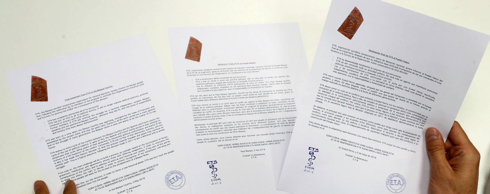 Comunicados distribuidos por los diarios Gara y Berria con los que la organización terrorista ETA ha anunciado hoy el "final de su trayectoria"
