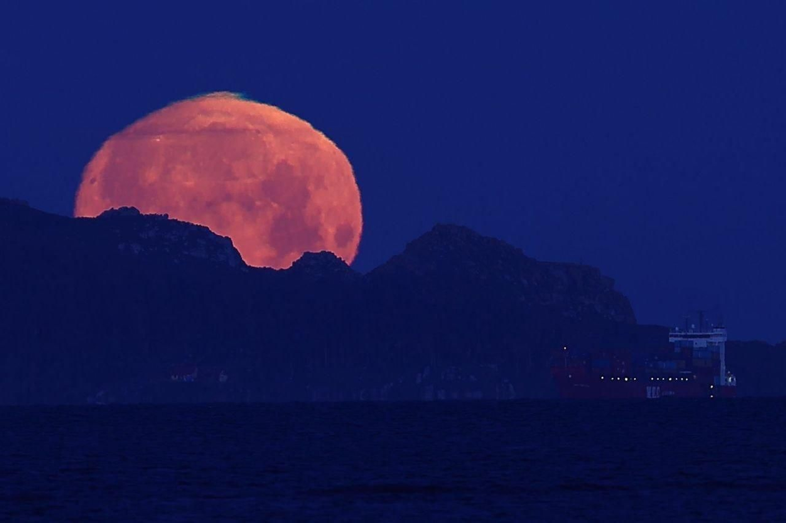 Luna rosa sobre la Ría de Vigo.