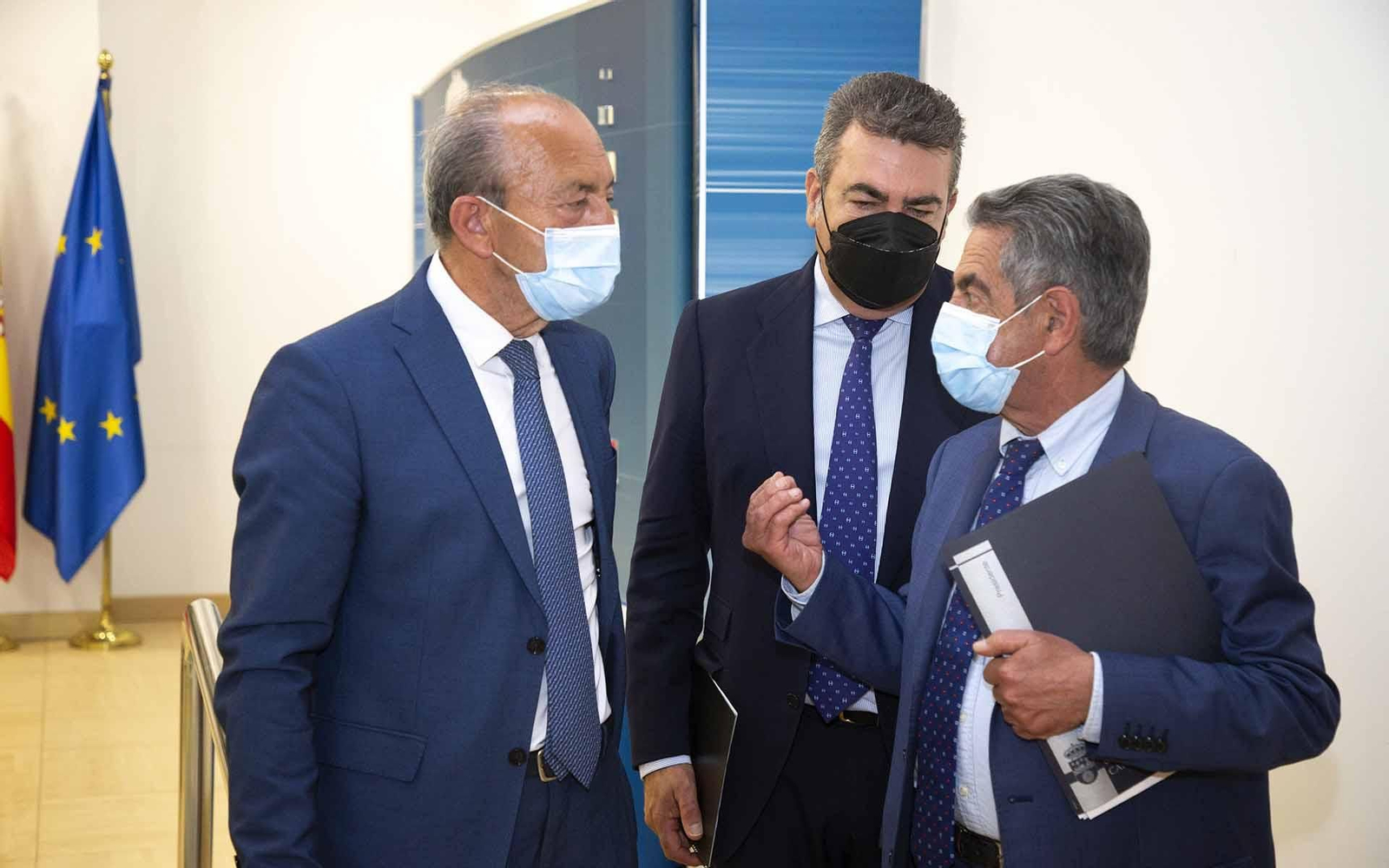 El presidente de Cantabria, Miguel Ángel Revilla; el consejero de Industria, Turismo, Innovación, Transporte y Comercio, Javier López Marcano, y el presidente de Air Nostrum, Carlos Bertomeu.