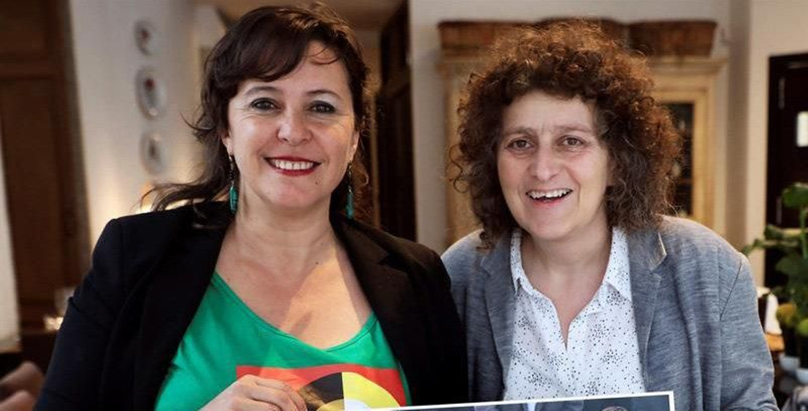 La candidata del BNG al Parlamento europeo, Ana Miranda (i), y la candidata a la Alcaldía de Santiago, Goretti Sanmartín (d), presentaron el Programa con el que los nacionalistas concurren a los comicios europeos. EFE/Xoán Rey.