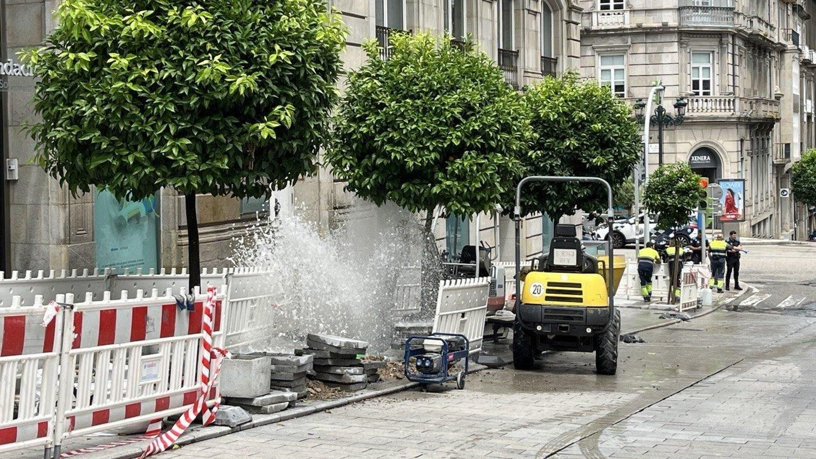 El agua saliendo con fuerza debido a una fuga en Velázquez Moreno.