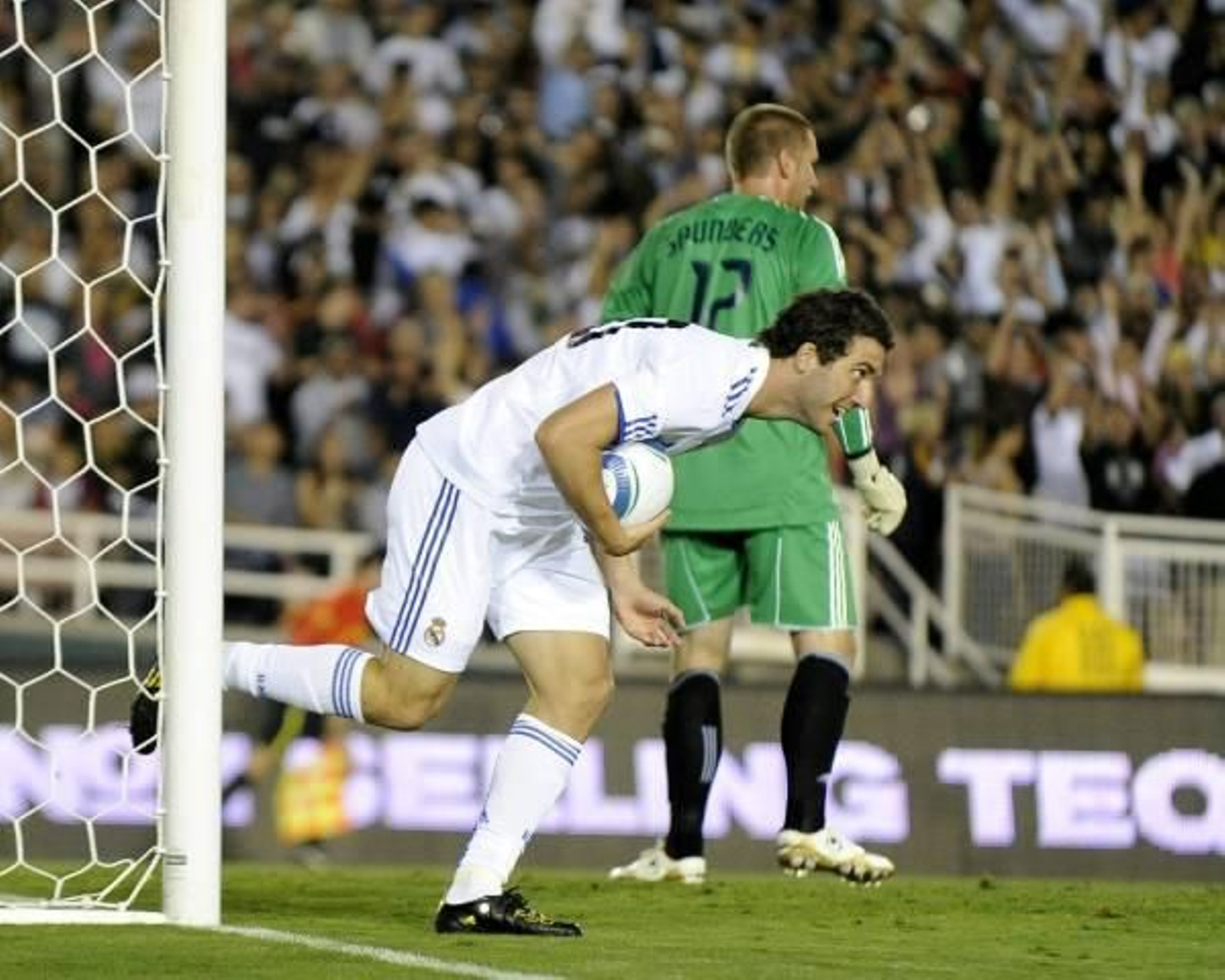 Gonzalo Higuaín celebra uno de los dos goles que marcó ayer en Pasadena.  Foto: EFE