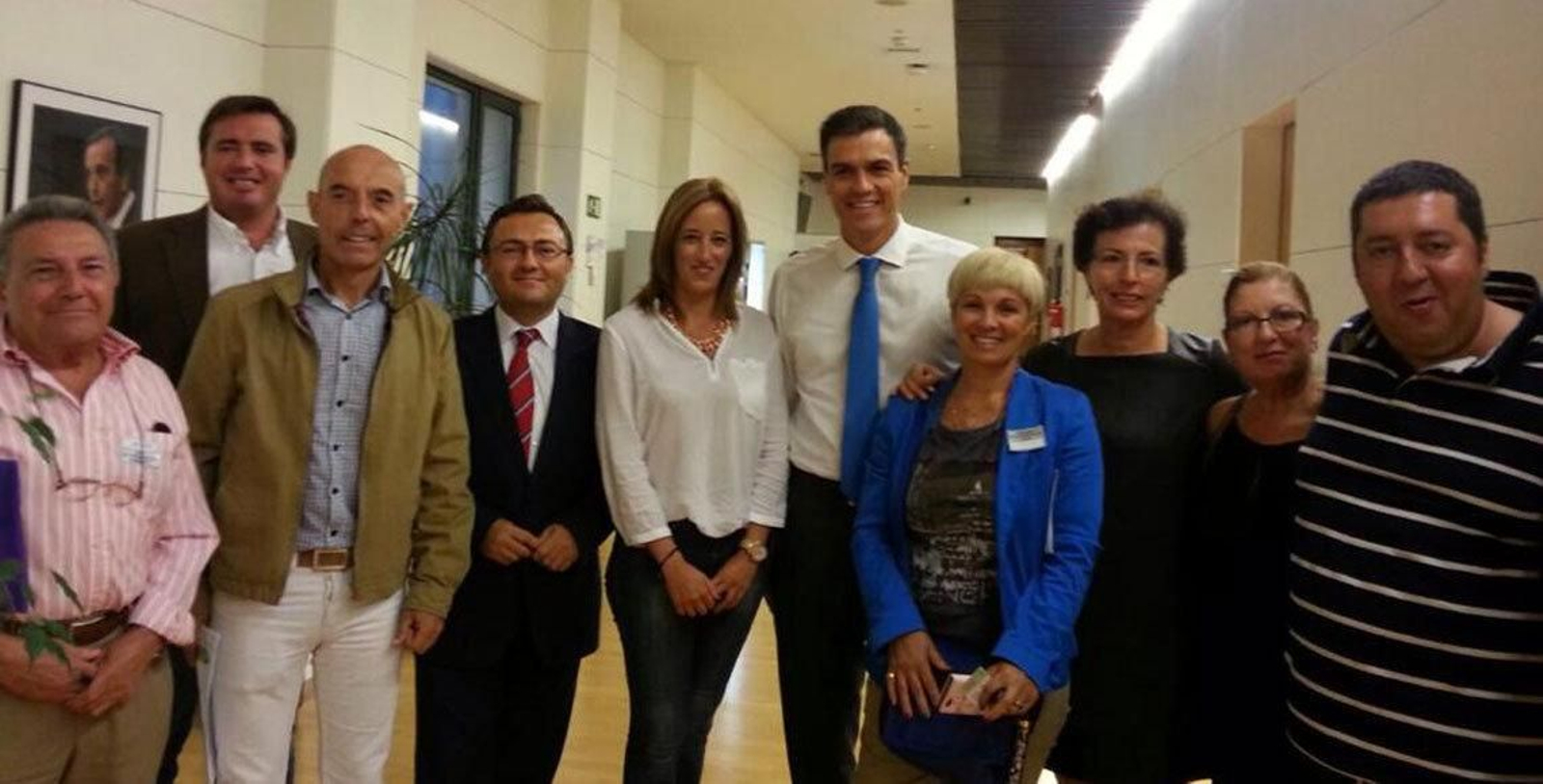 Representantes de los colectivos de emigrantes retornados durante un encuentro con el nuevo líder del PSOE, Pedro Sánchez.