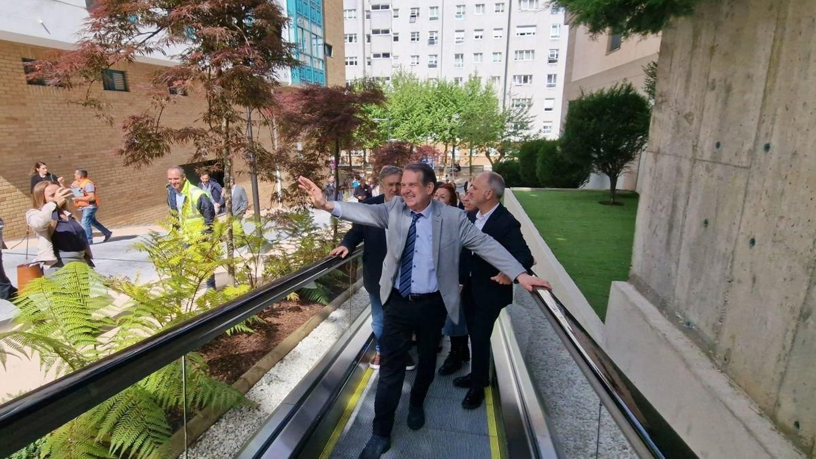 El alcalde, Abel Caballero, ayer durante la apertura de la nueva rampa mecánica que comunica con la calle Aragón.