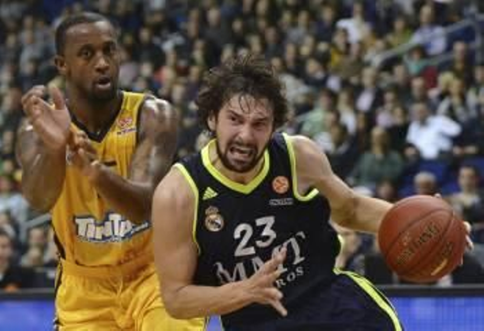 Sergio Llull supera al jugador del Alba Berlín Je'Kel durante el partido de Euroliga del jueves. (Foto: B. PEDERSEN)