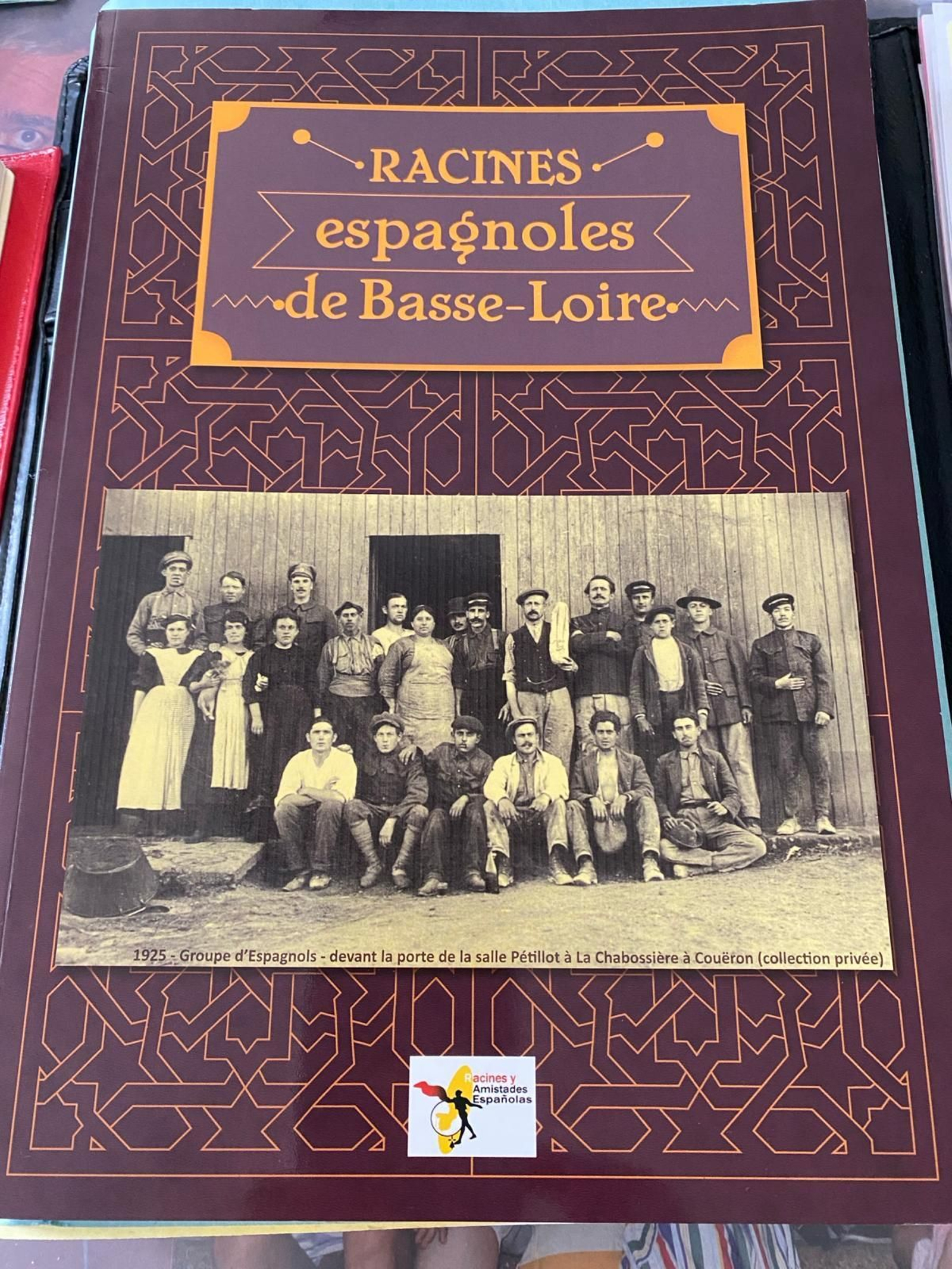 Portada del libro editado por la asociación con la historia del afincamiento español en Baja-Loira