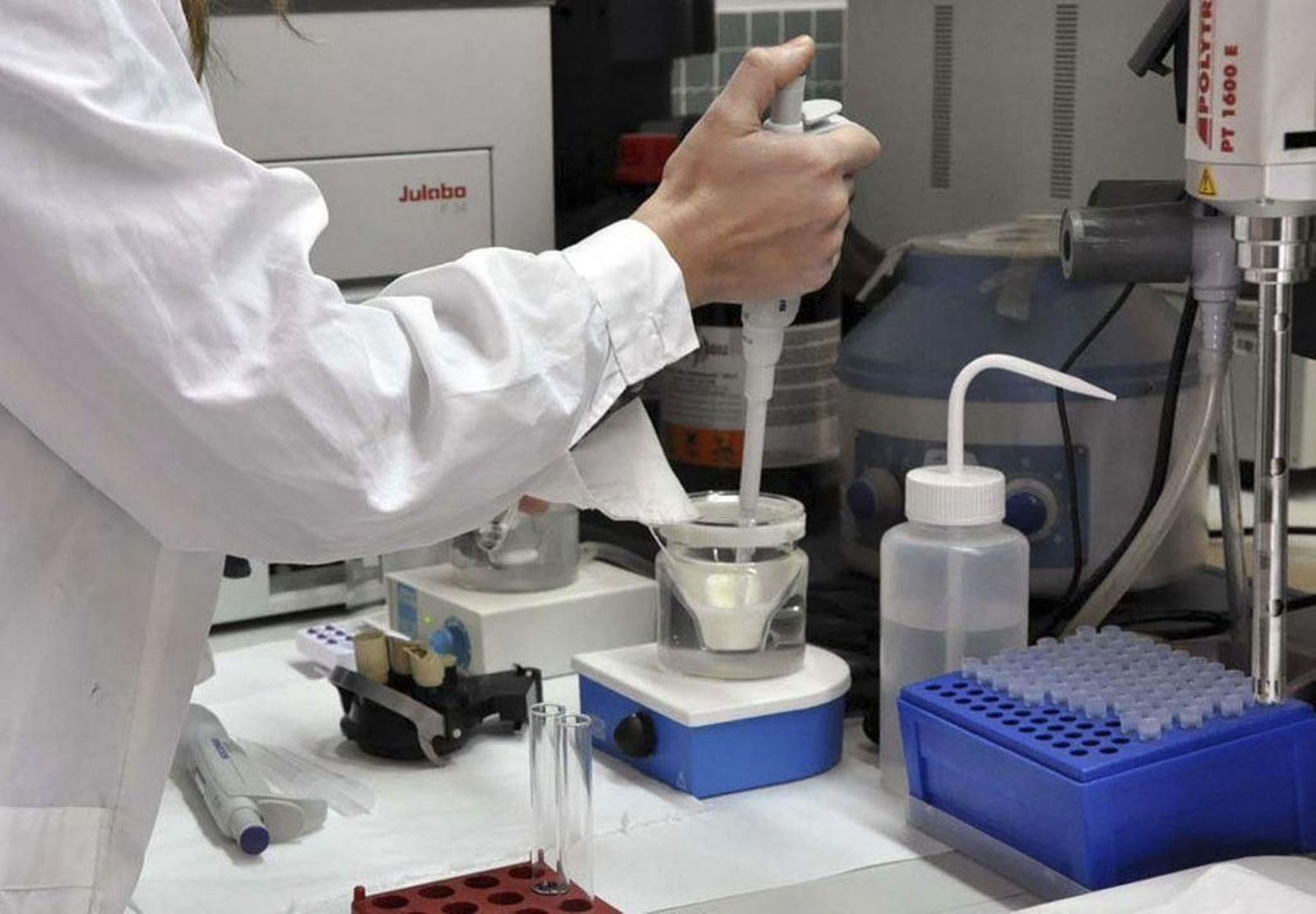 As consellerías de Educación e Industria convocarán cen novas bolsas de contratos predoutorais.