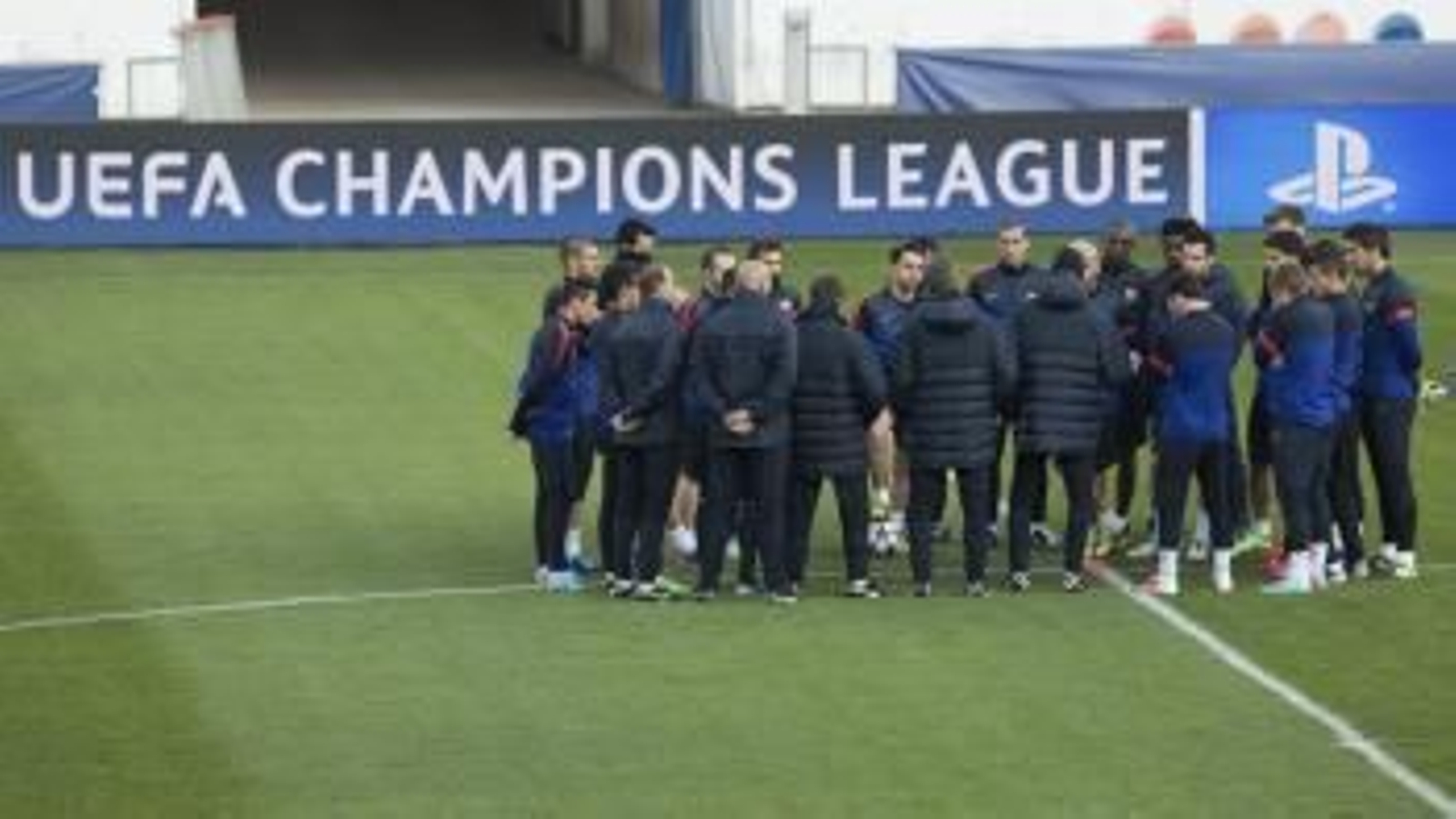 Los jugadores del Barcelona escuchan las directrices de los entrenadores, ayer en París. (Foto: Ian Langsdon)