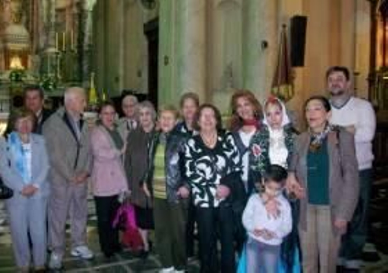 Varios socios del centro en la iglesia.