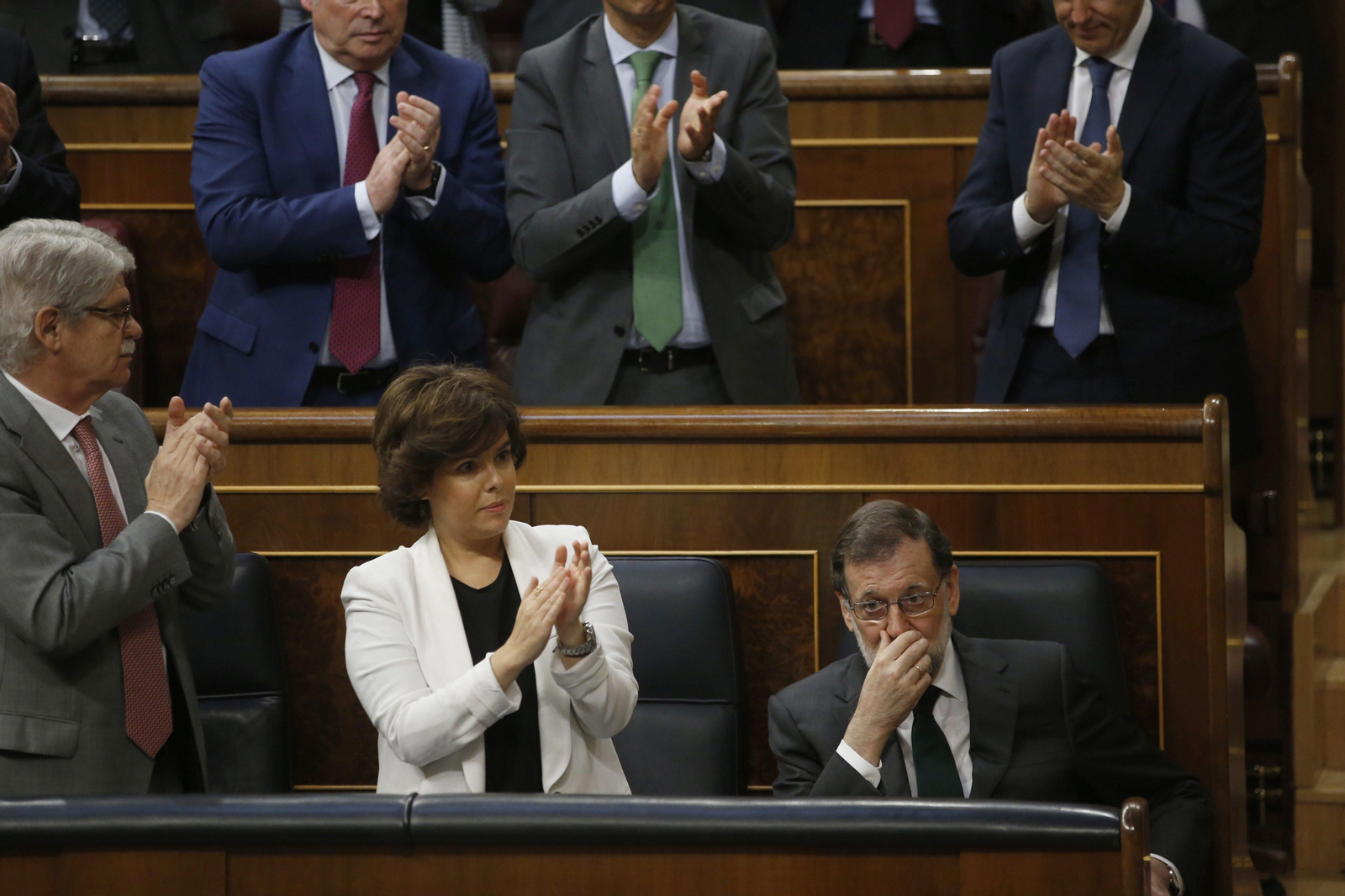 Un Rajoy emocionado recibe el aplauso de los miembros de su Gobierno.