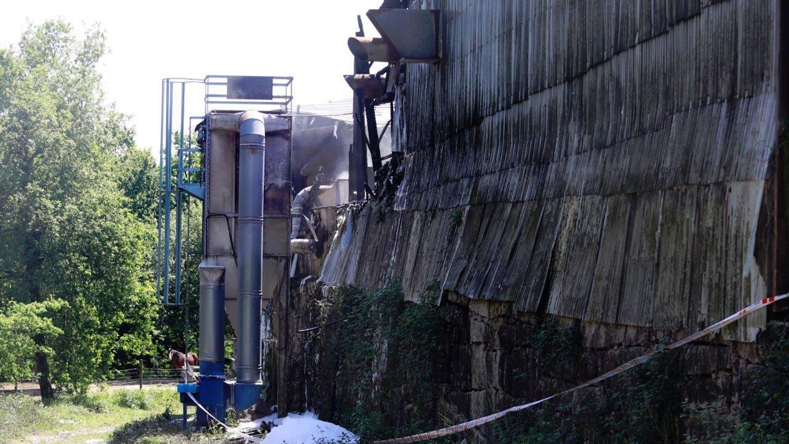 El exterior de la nave totalmente quemado. // Vicente Alonso