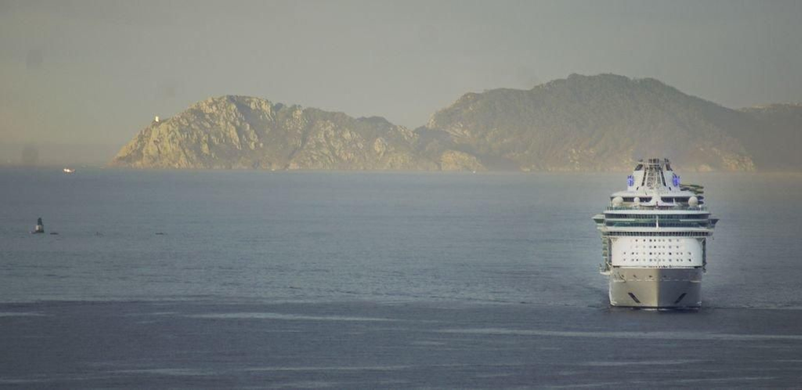 El "Independence of the Seas" llegó a Vigo a las diez de la mañana en una corta visita de apenas ocho horas con 4.000 pasajeros a bordo. Venía de Lisboa y tomó rumbo a Southampton, su base. Volverá la próxima semana una vez más.