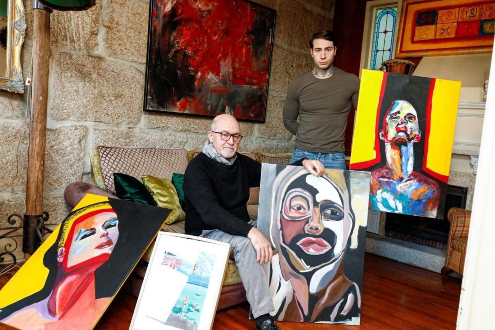 José Antonio Navas y su hijo, Antón, con obras similares a las que guardaba en la vivenda de Teis.