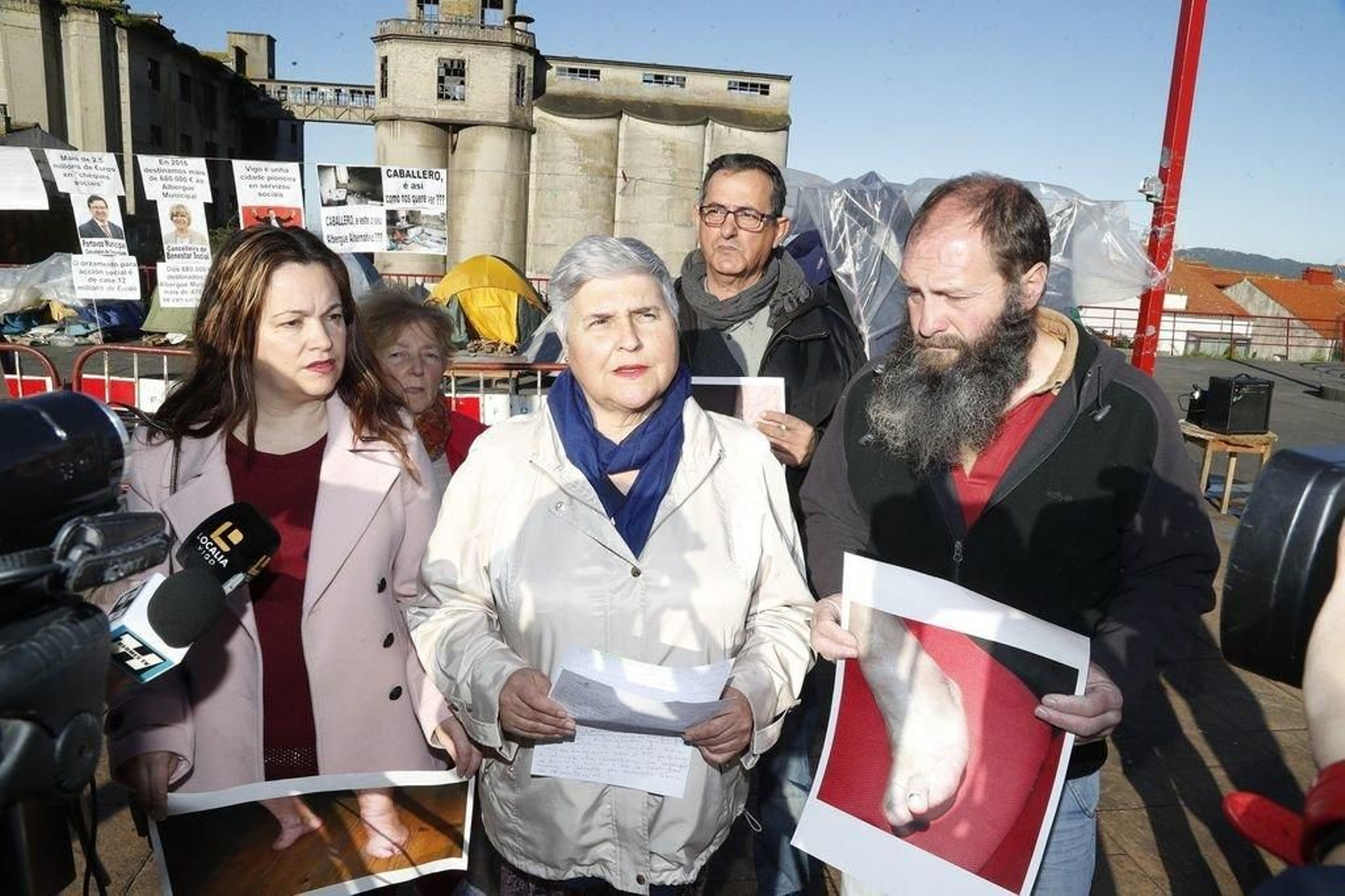 Elena González con María Pérez y miembros de la acampada.