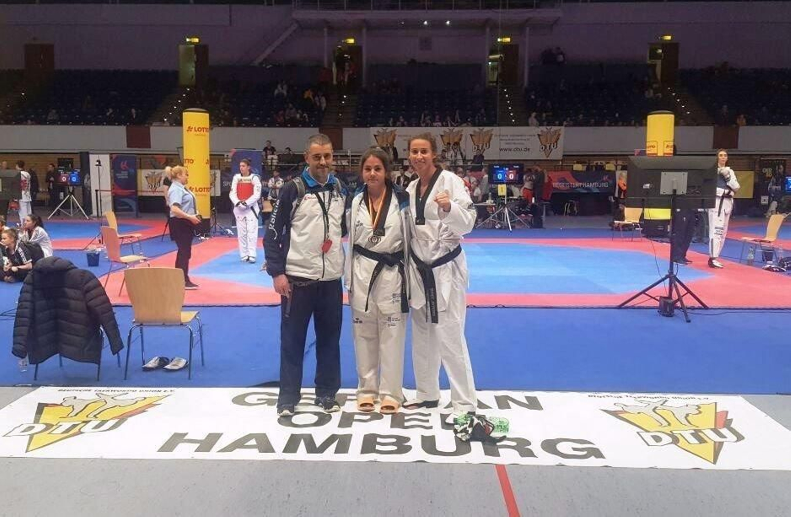 Sabela López, en el centro, con la medalla que logró en Hamburgo.