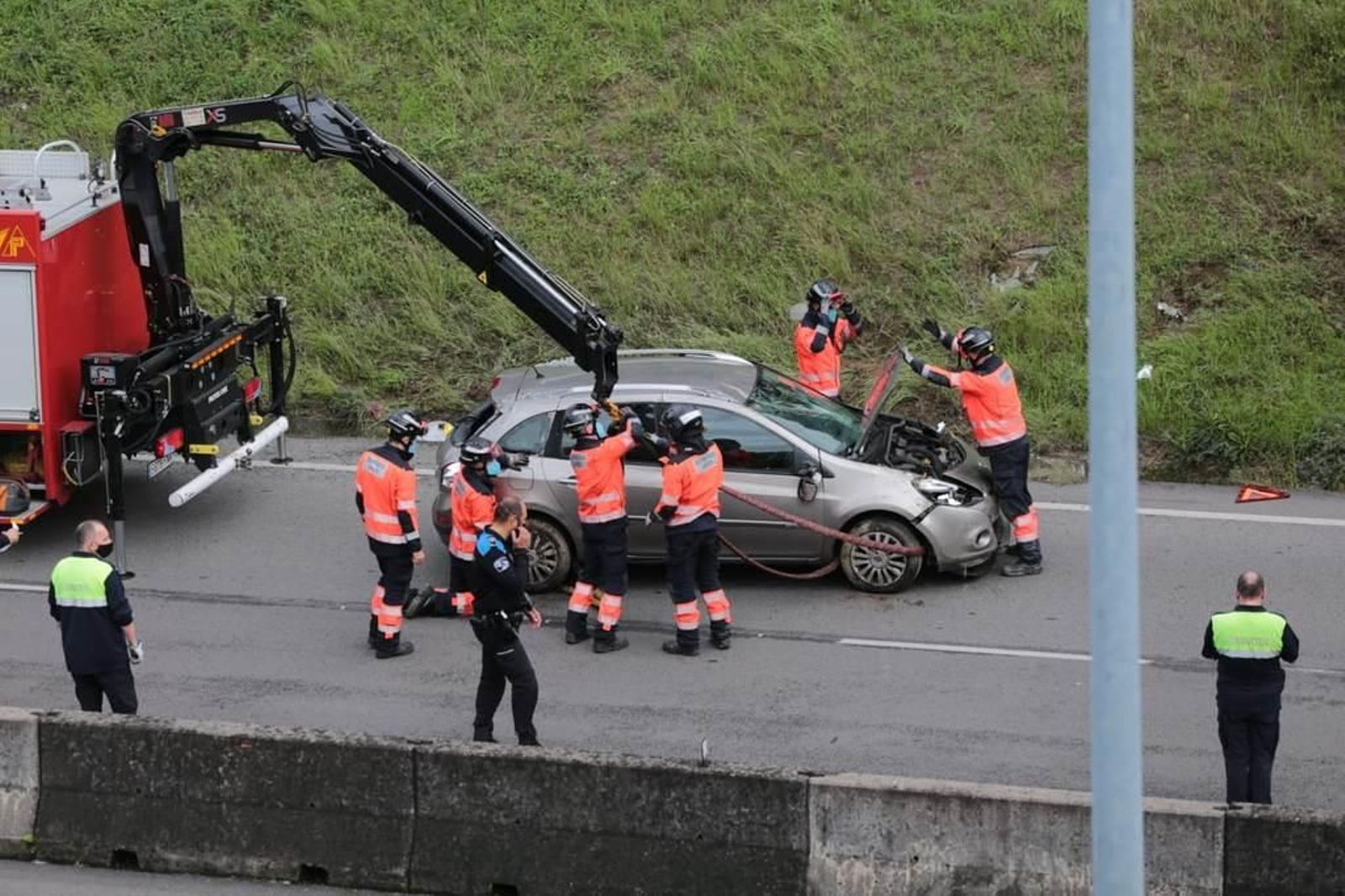 Brutal accidente en el segundo cinturón con el vuelco de dos vehículos 10
