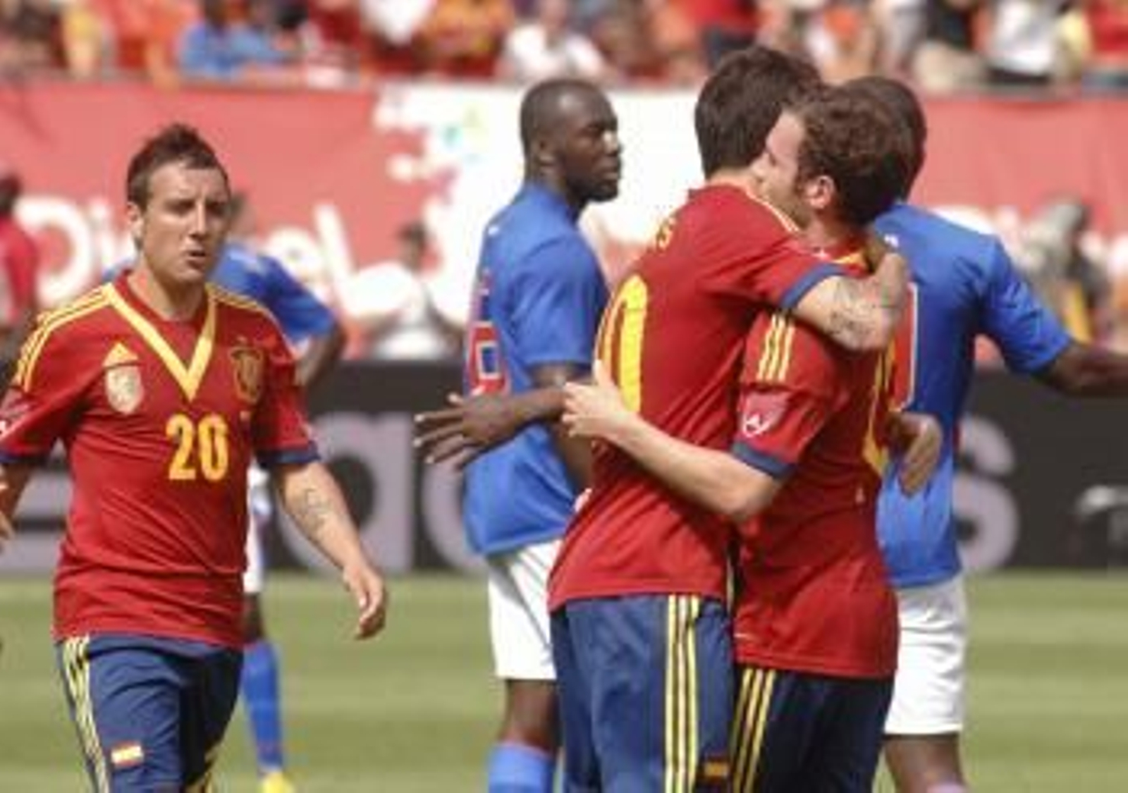 Cazorla, Cesc Fábregas y Mata celebran el segundo gol de España ante Haití, firmado por el azulgrana.