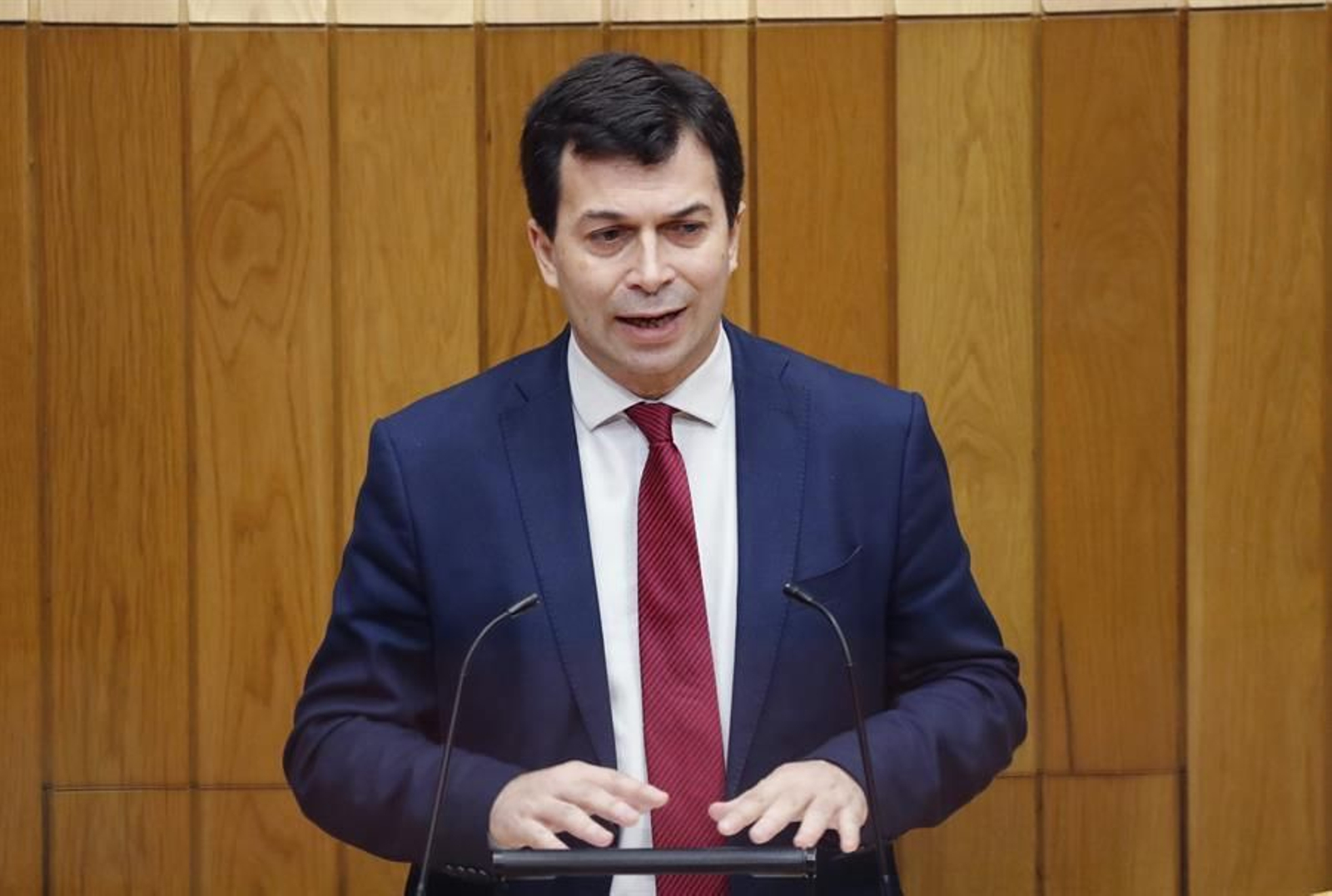 El portavoz del PSdG-PSOE, Gonzalo Caballero, durante su intervención en el pleno de investidura de Alberto Núñez Feijóo