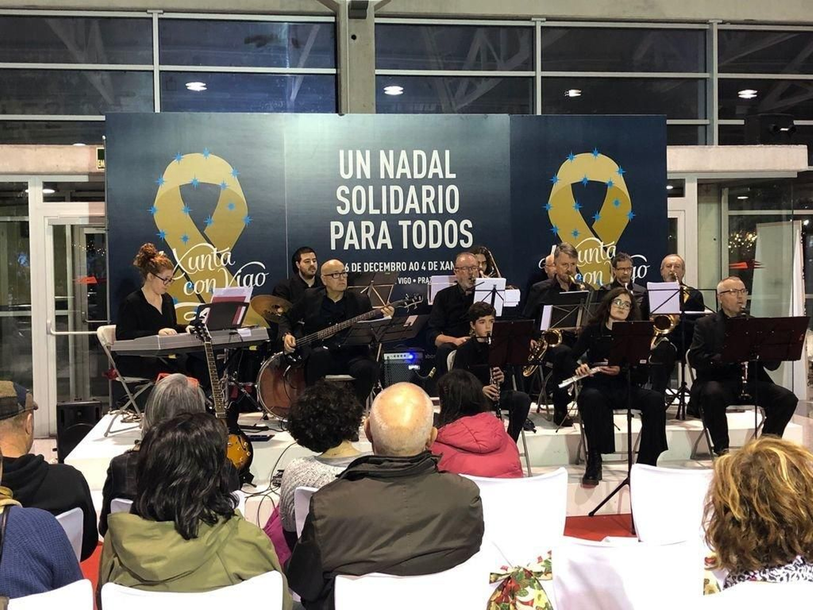 El swing y los villancicos protagonizaron la jornada en el Tinglado.