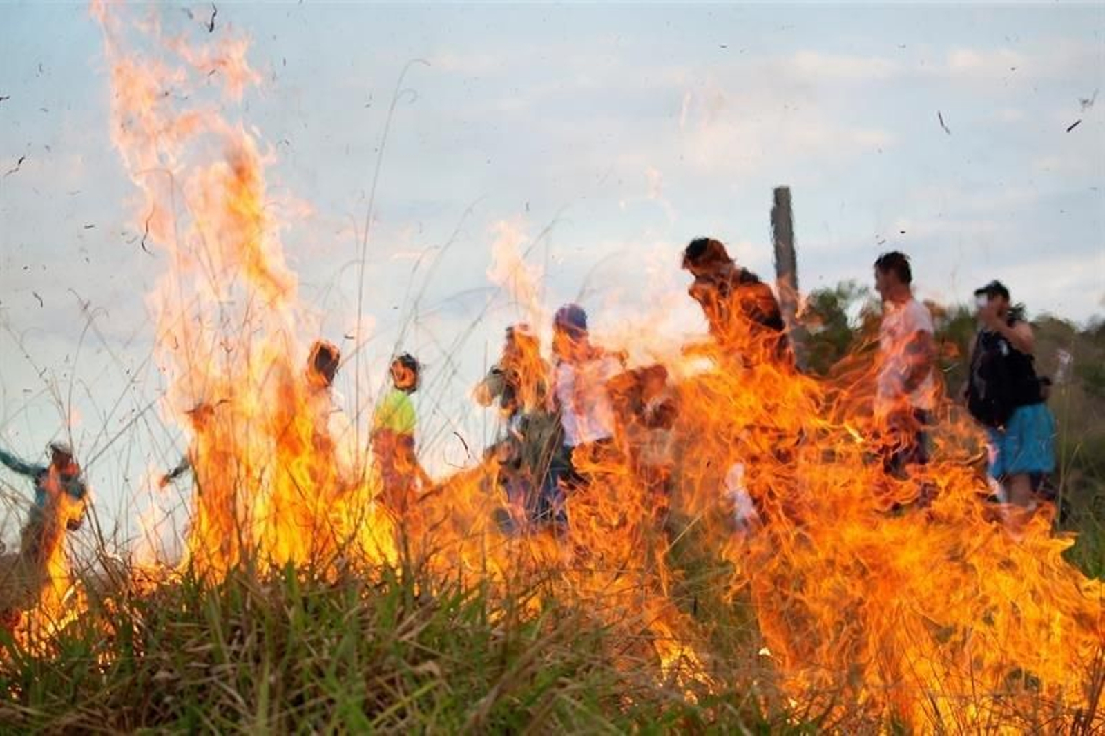 Grupos de personas declaradas antichavistas se enfrentan con miembros de la Guardia Nacional Bolivariana de Venezuela