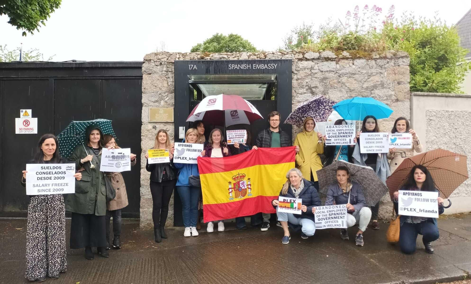 Empleados públicos de España en la concentración realizada delante de la Embajada de España en Irlanda