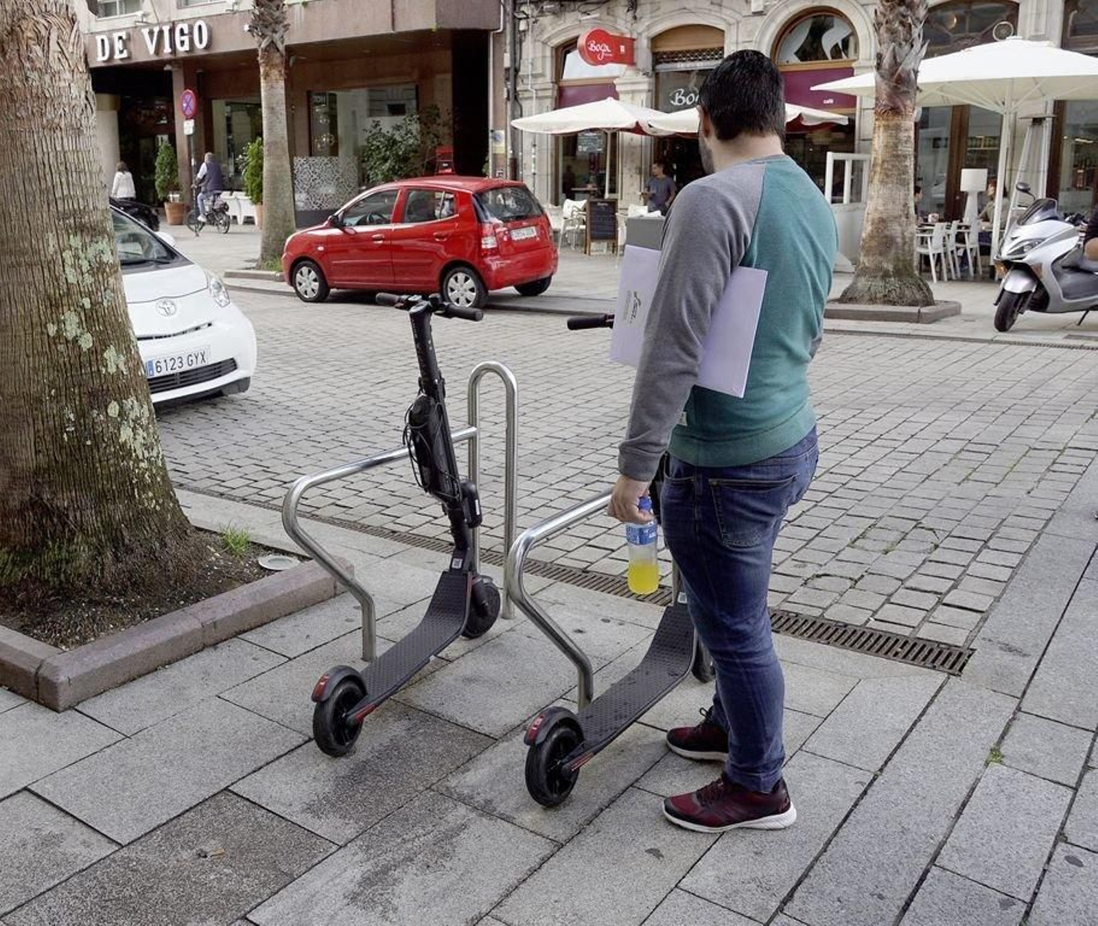 Patinetes eléctricos en los aparcamientos para bicicletas