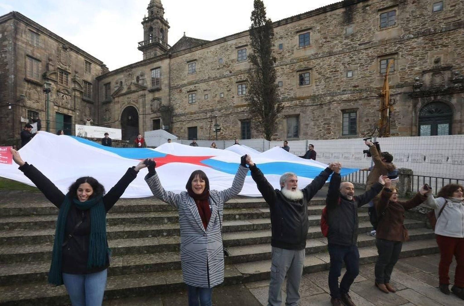 Ana Pontón (2, izq), acompañada por militantes e outros membros do seu equipo político en Santiago.