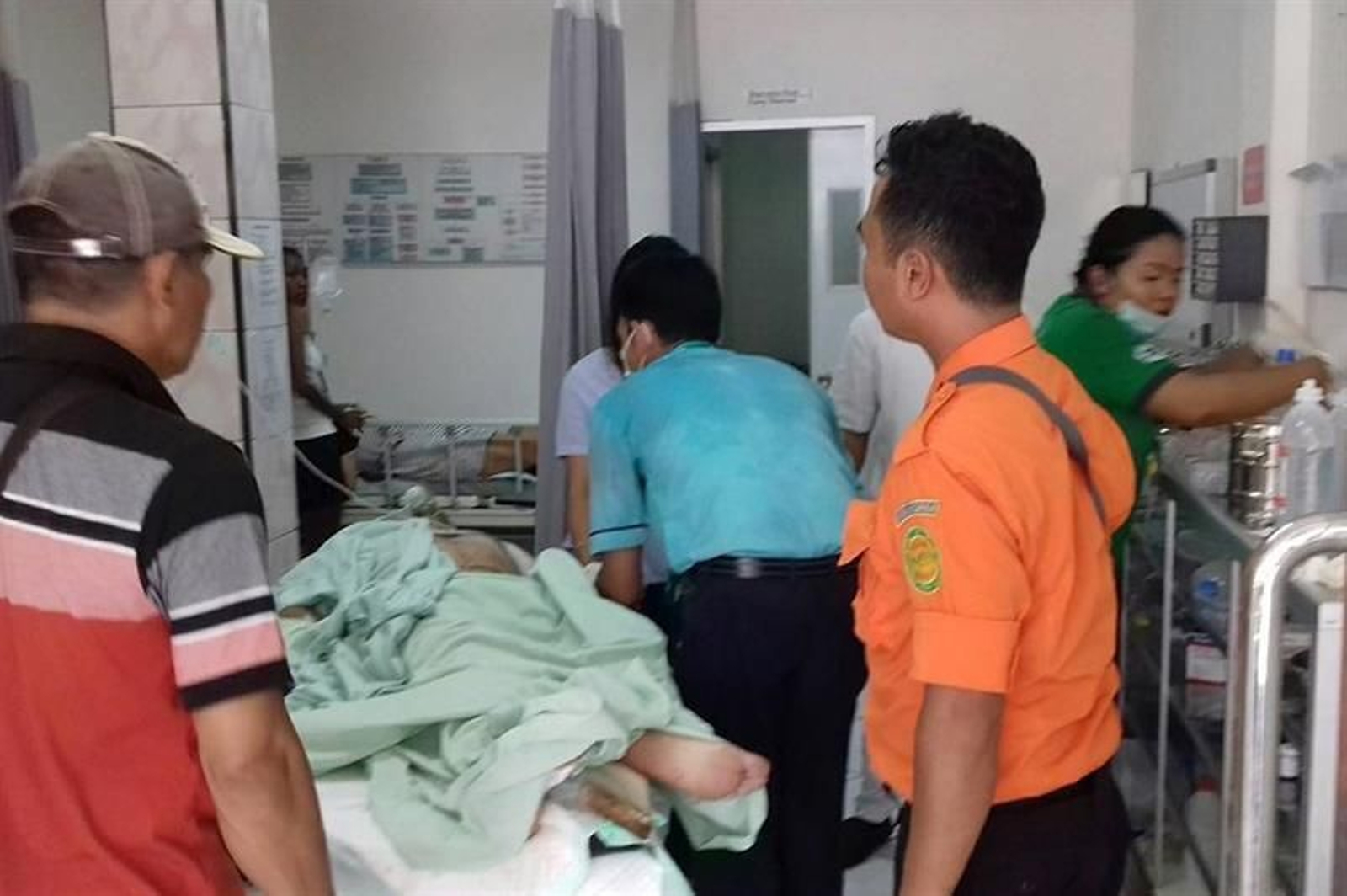 Un equipo médico asistiendo a las personas heridas en la explosión de un barco en Bali