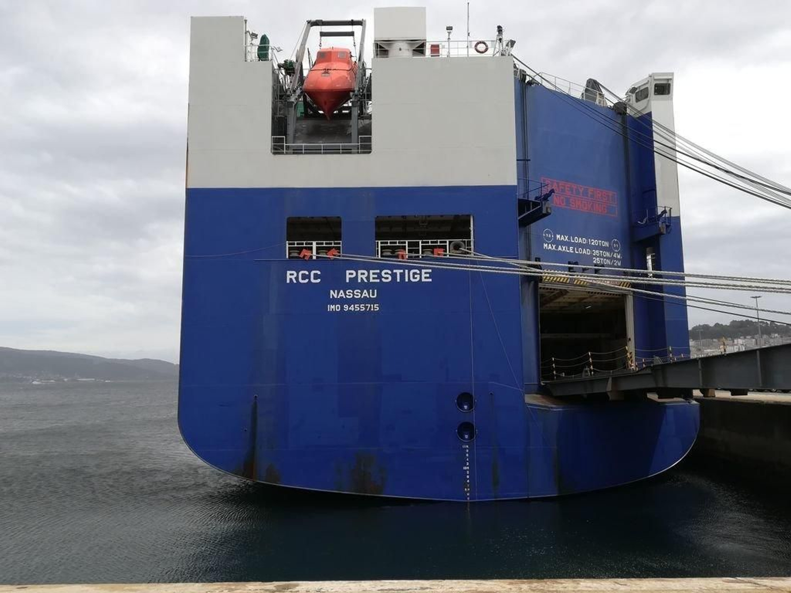 El "Prestige" que atraca en los muelles de Vigo