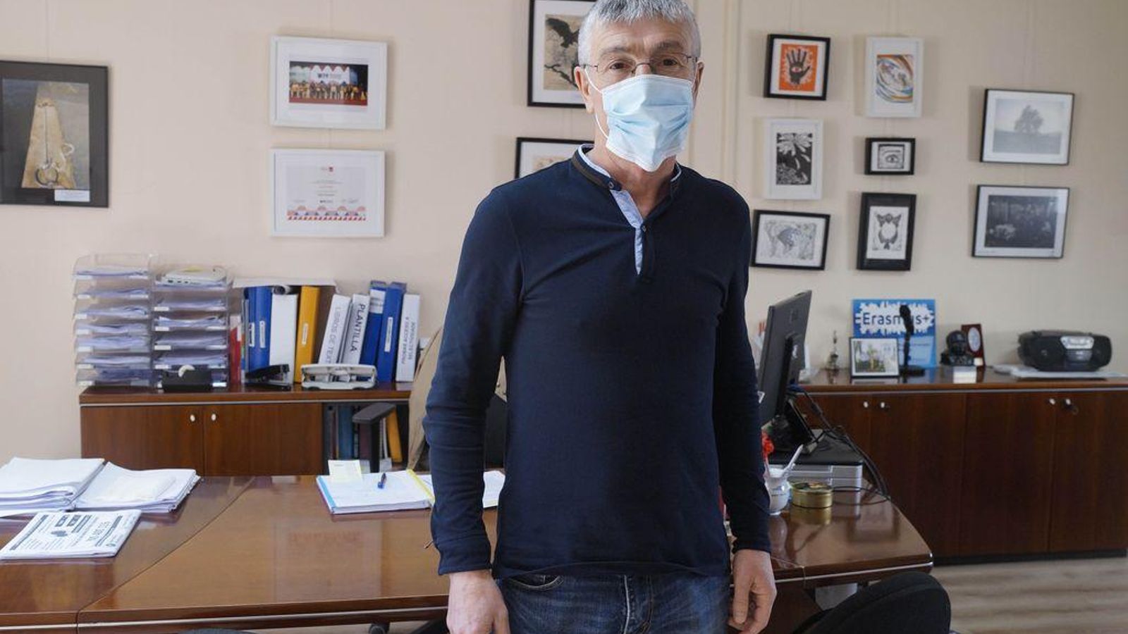 Euloxio Santos  tenía este viernes sobre la mesa las medidas de prevención e higiene relacionadas con la  Covid-19 para la apertura parcial de los centros educativos que elaboró el Ministerio de Sanidad y que llegaron ayer a los centros.¿Qué opina de esta apertura?Mi opinión personal es que no es correcto. Estamos  ante un problema de salud de primer orden. Eso es lo fundamental. Hablamos además de semana y media, porque los alumnos se incorporarían el 25 de mayo pero según las instrucciones de la Consellería tienen que estar evaluados el 9 de junio. Por esos días someter al alumnado, al profesorado y a las familias a un riesgo me parece excesivo.¿Estarían también después de la evaluación para preparar la Selectividad?Siempre tenemos ese tiempo para repasar y preparar la ABAU, pero ahora mismo no es necesario porque lo estamos haciendo a nivel telemático y está funcionando razonablemente bien.¿El día 25 será un ensayo para el próximo curso?No lo sé. Llevo casi 40 años en educación y no soy capaz de ver más allá de una semana. Creo que las autoridades, asesores y demás deberían  estar trabajando en el  arranque del próximo curso.¿Cuáles son las principales preocupaciones?Tenemos aulas normales que no sirven para albergar a todos los alumnos con las distancias de seguridad necesarias. Dividir los grupos implica recursos, necesitas más profesorado. Esa ecución o la resuelve la Administración o es irresoluble.  Todo lo que pudimos con cargo al  presupuesto del centro. Mamparas, mascarillas, guantes, hidrogel, señalización de distancias en el suelo.n