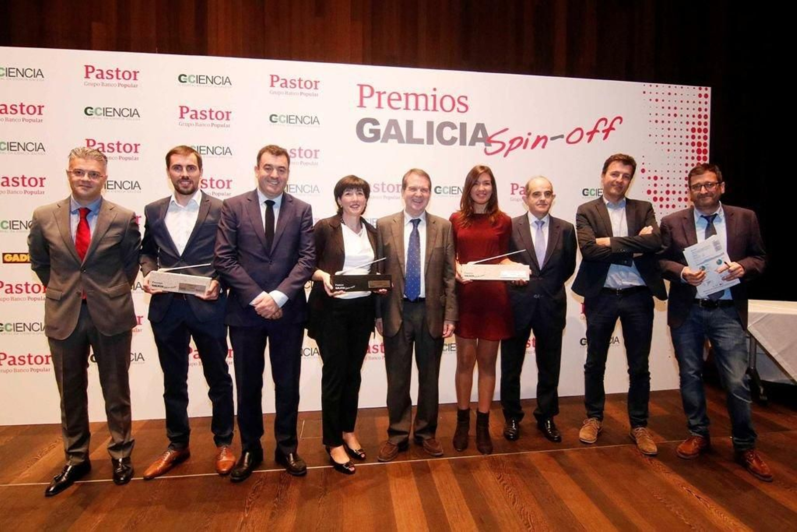 Los premiados posan con el conselleiro, el alcalde y los convocantes.