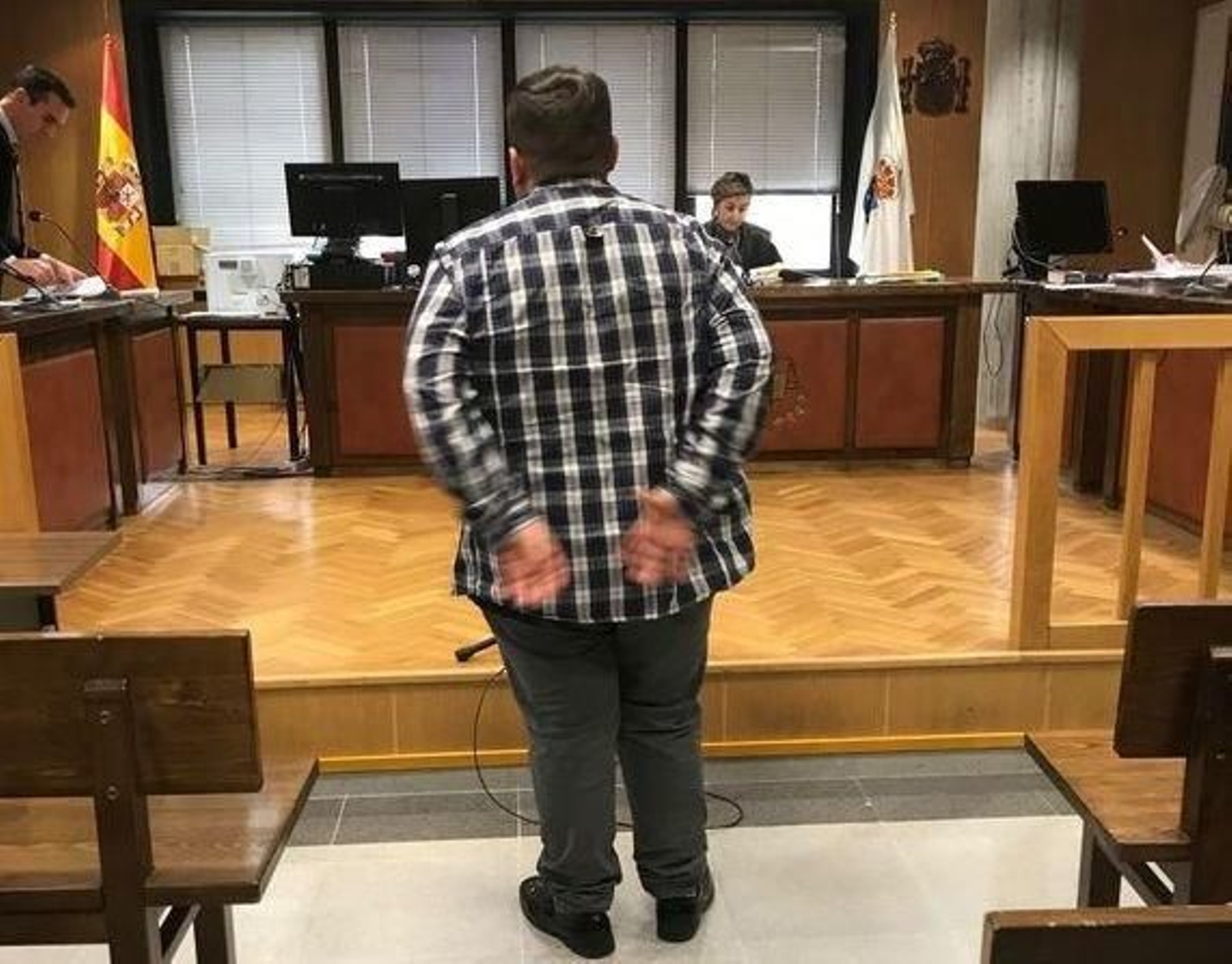 El joven, ayer, negó haber llamado al 112, ante el juzgado.