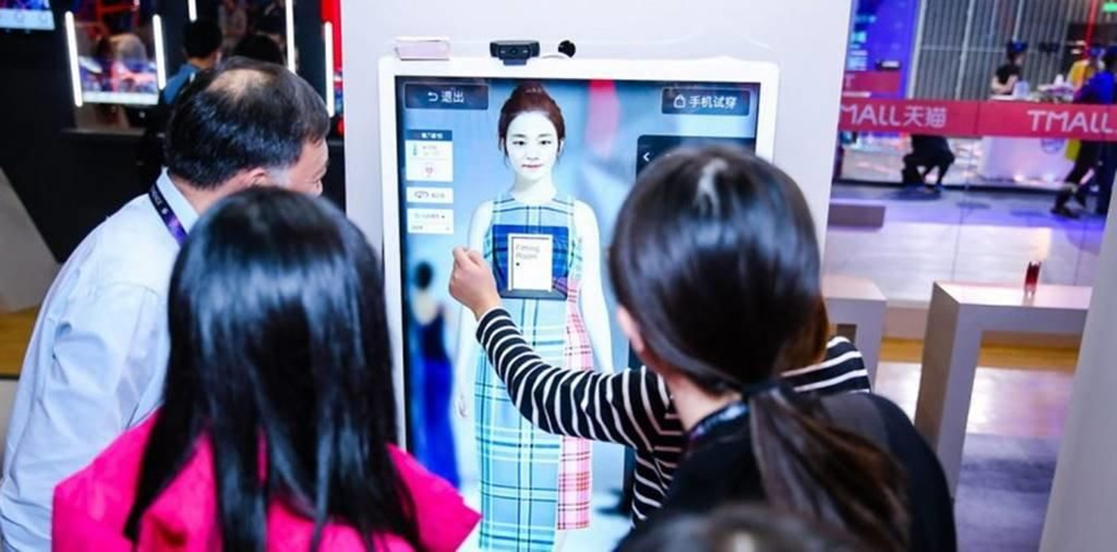 Los clientes pueden escoger los colores que mejor le combinan a través de un espejo inteligente.