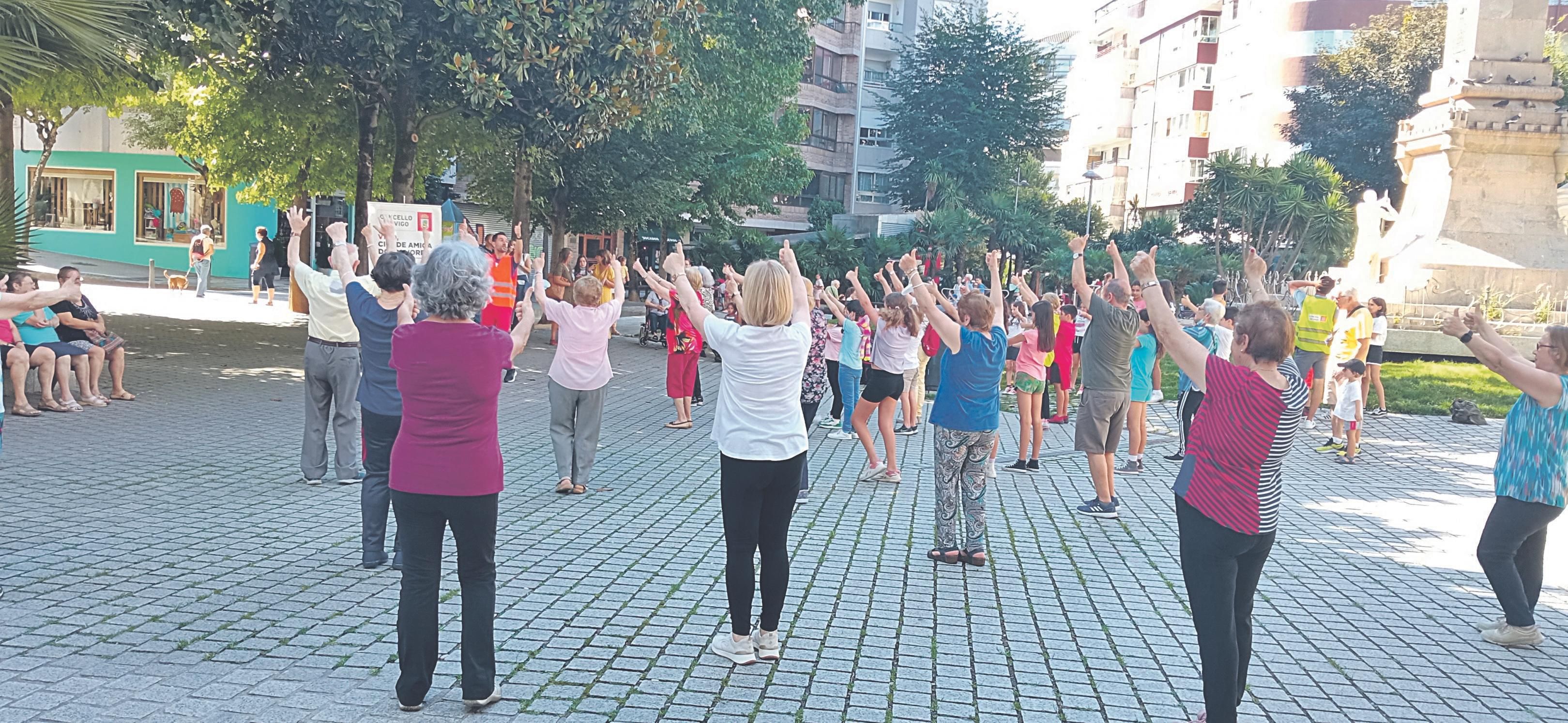 Un grupo de mayores realizando ejercicio en Vigo.