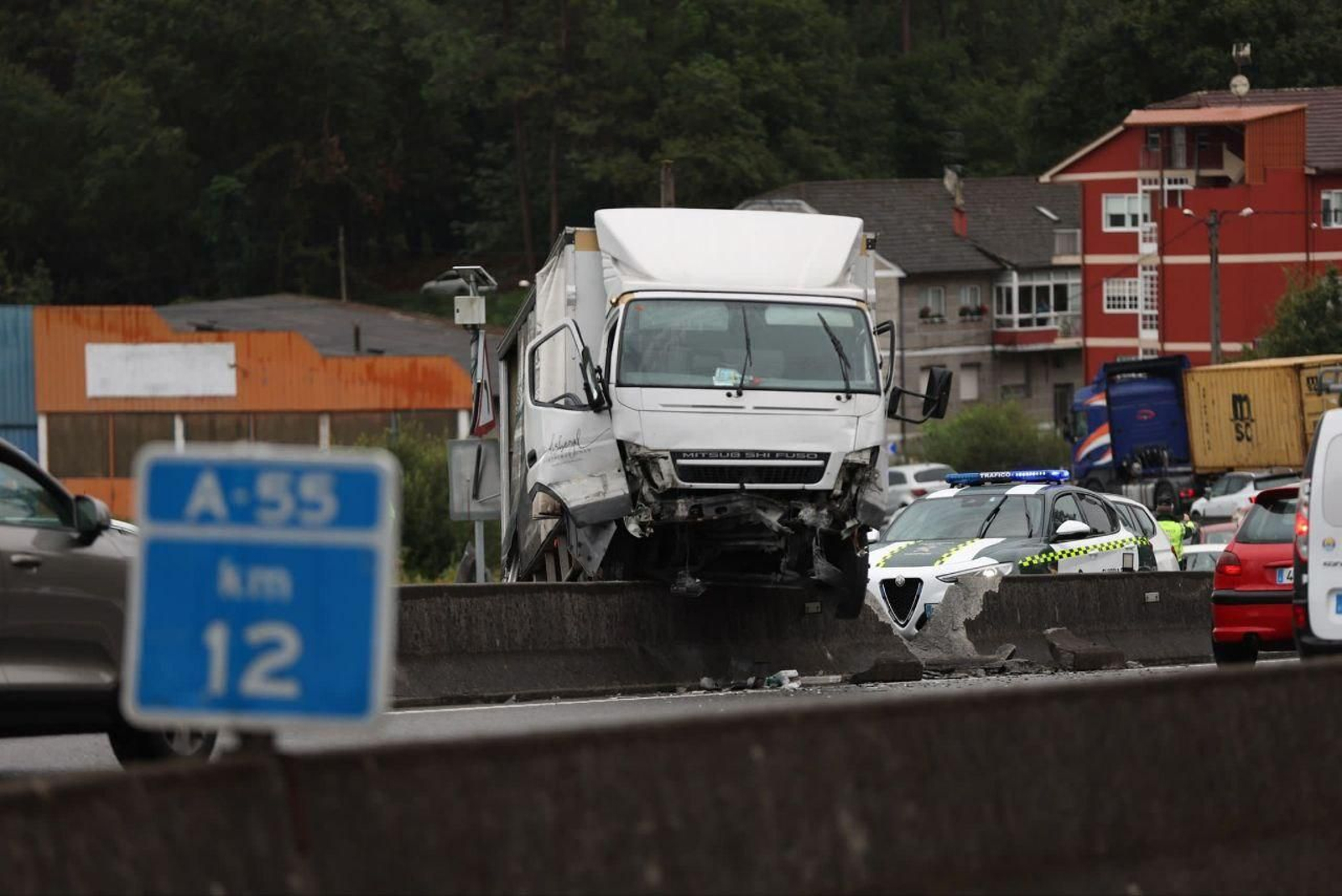 Accidente de un camión en la A-55 en Mos. // Alberte