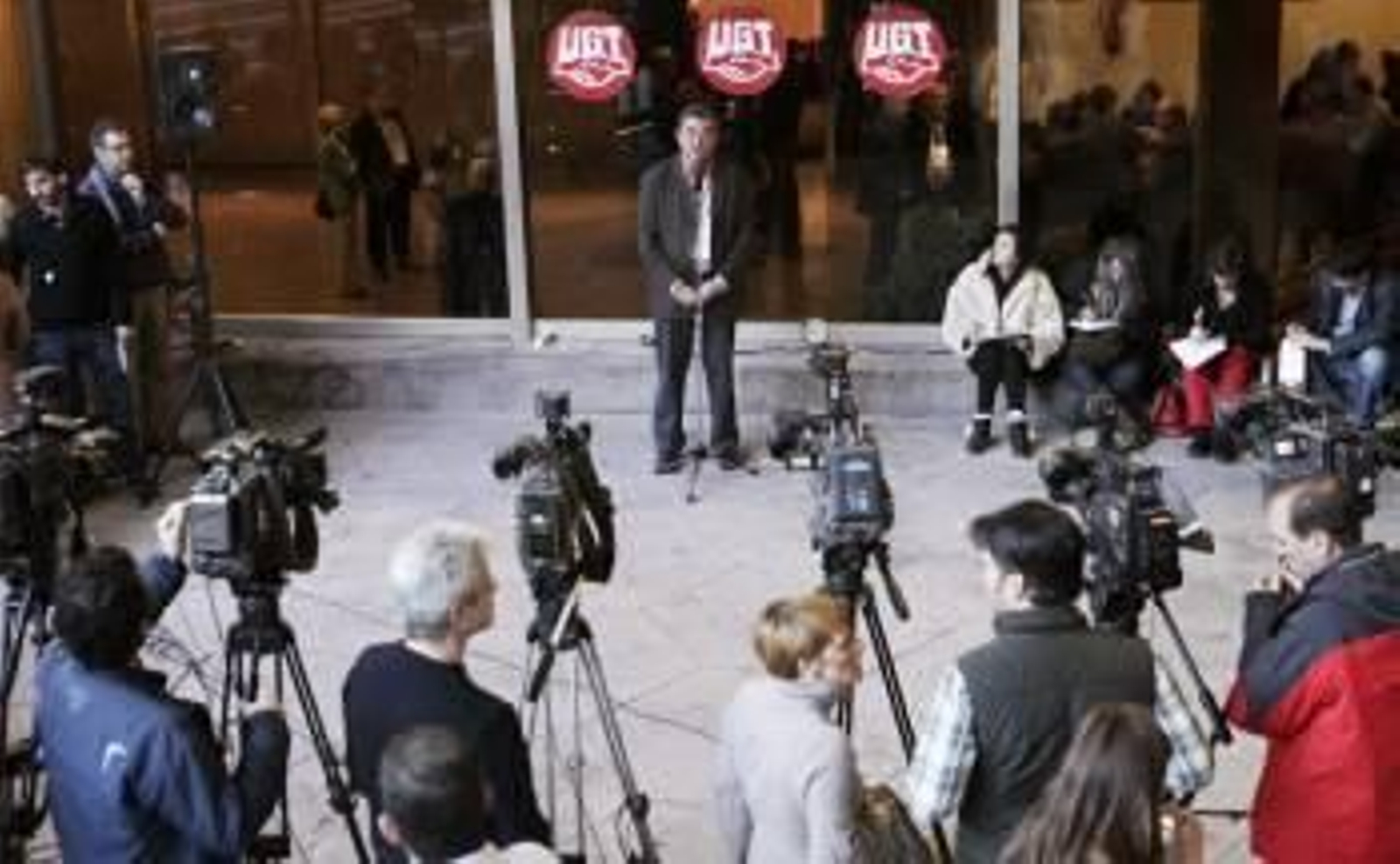 El secretario de Acción Sindical de UGT, Toni Ferrer, informa del Comité Confederal extraordinario que celebra el sindicato para votar el principio de acuerdo en materia salarial, de negociación colectiva, flexibilidad interna y descuelgues alcanzado con