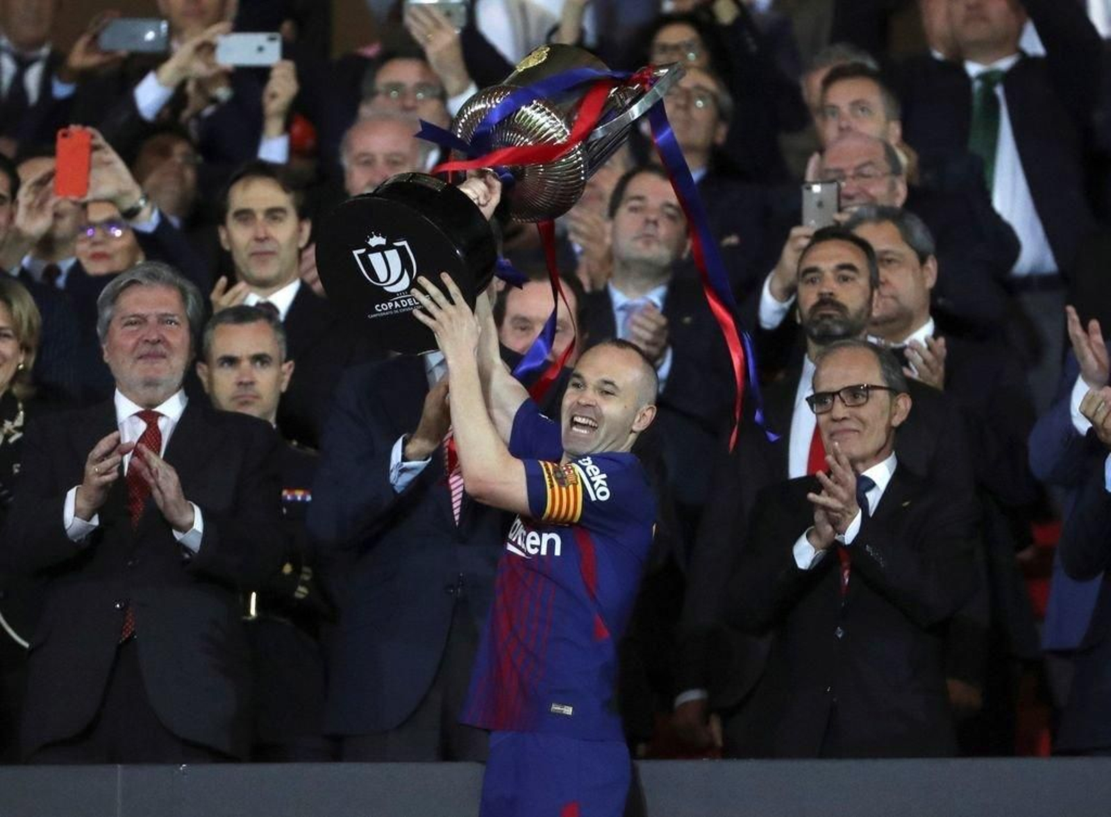 Andrés Iniesta levanta la Copa del Rey conquistada por el Barcelona el pasado sábado en Madrid.
