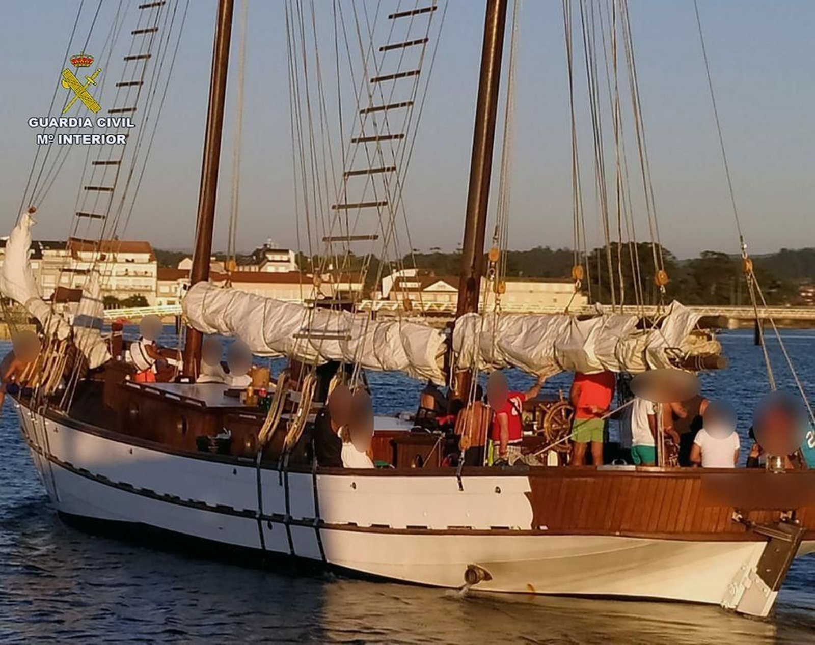 Fiesta ilegal en un velero en Arousa