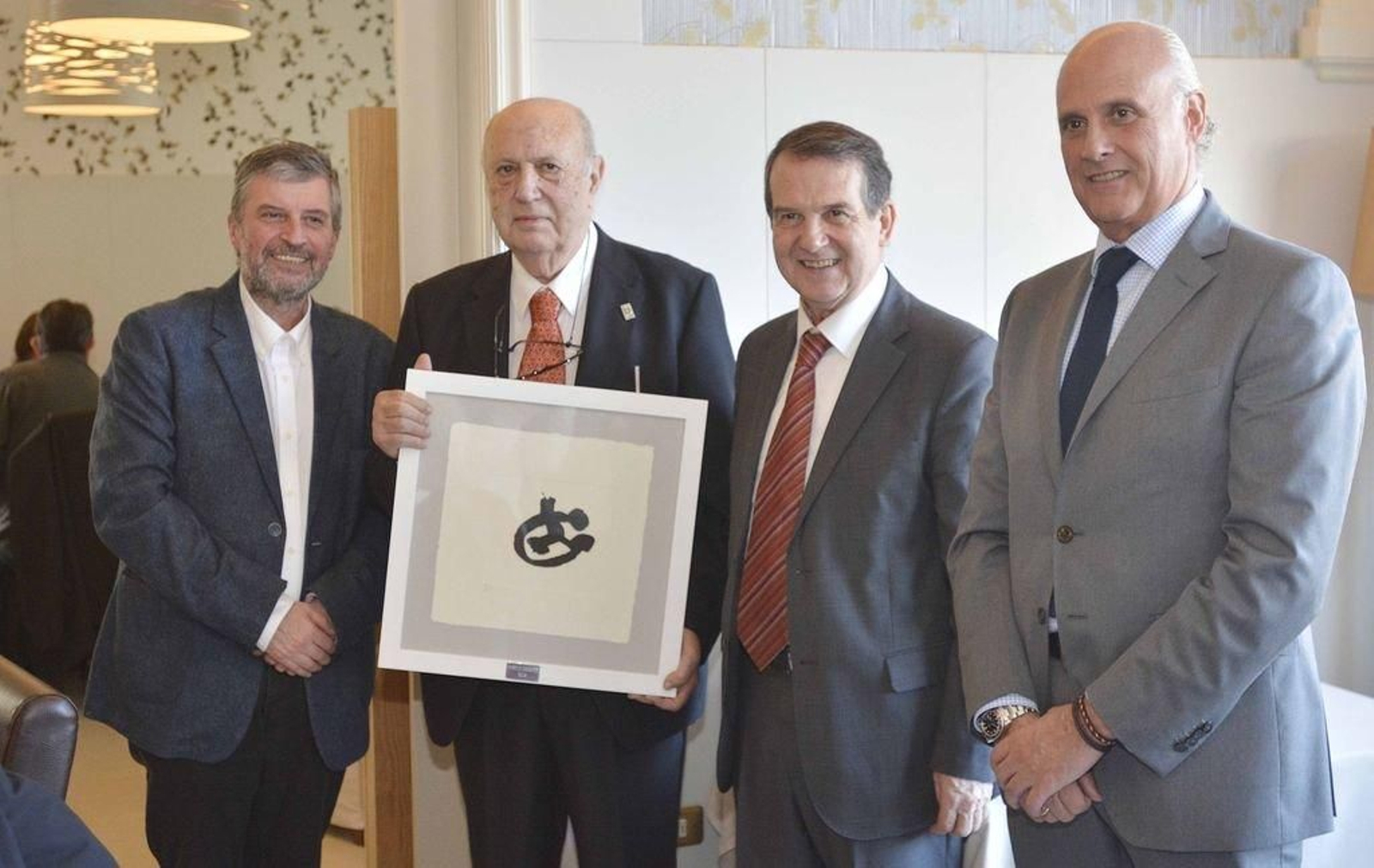 Ferrín, tras recibir o premio, xunto con Bragado (esquerda), o alcalde Abel Caballero e Carlos García-Suárez Otero.