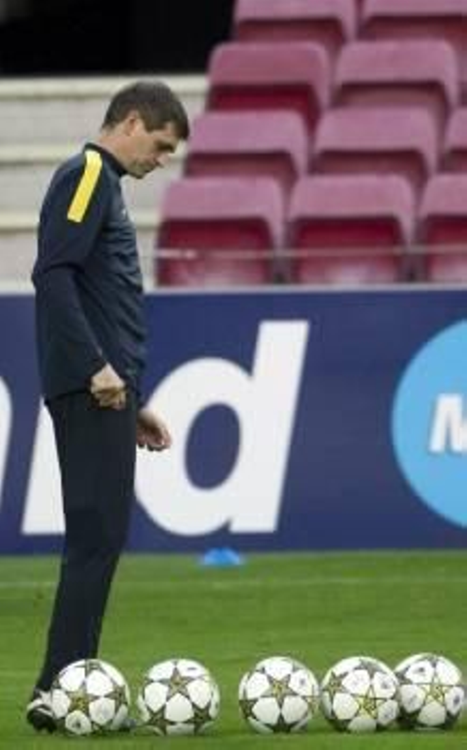 Tito Vilanova, ayer rodeado de balones. (Foto: A. GARCÍA)