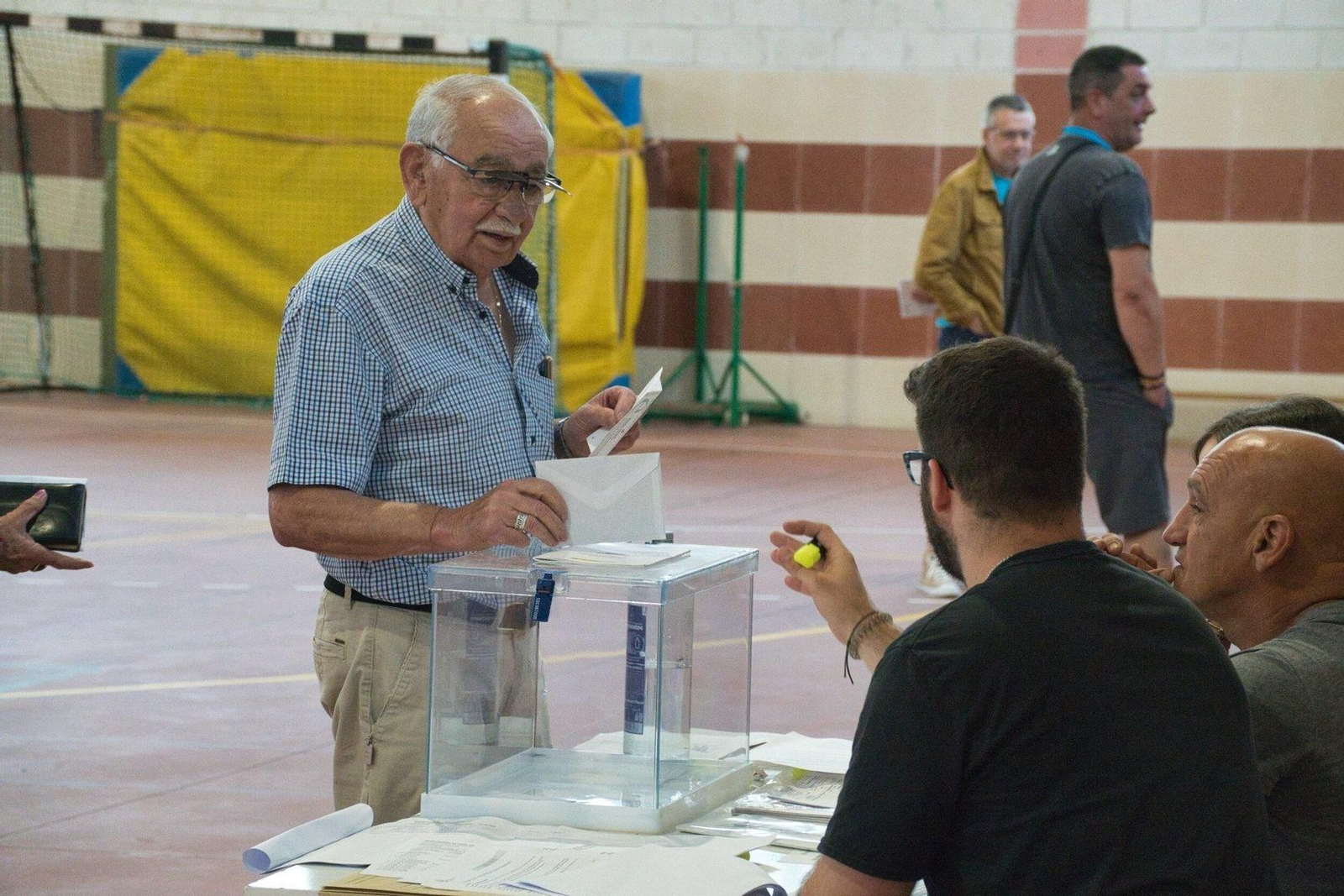 Un hombre acude a votar al IES A Guía.