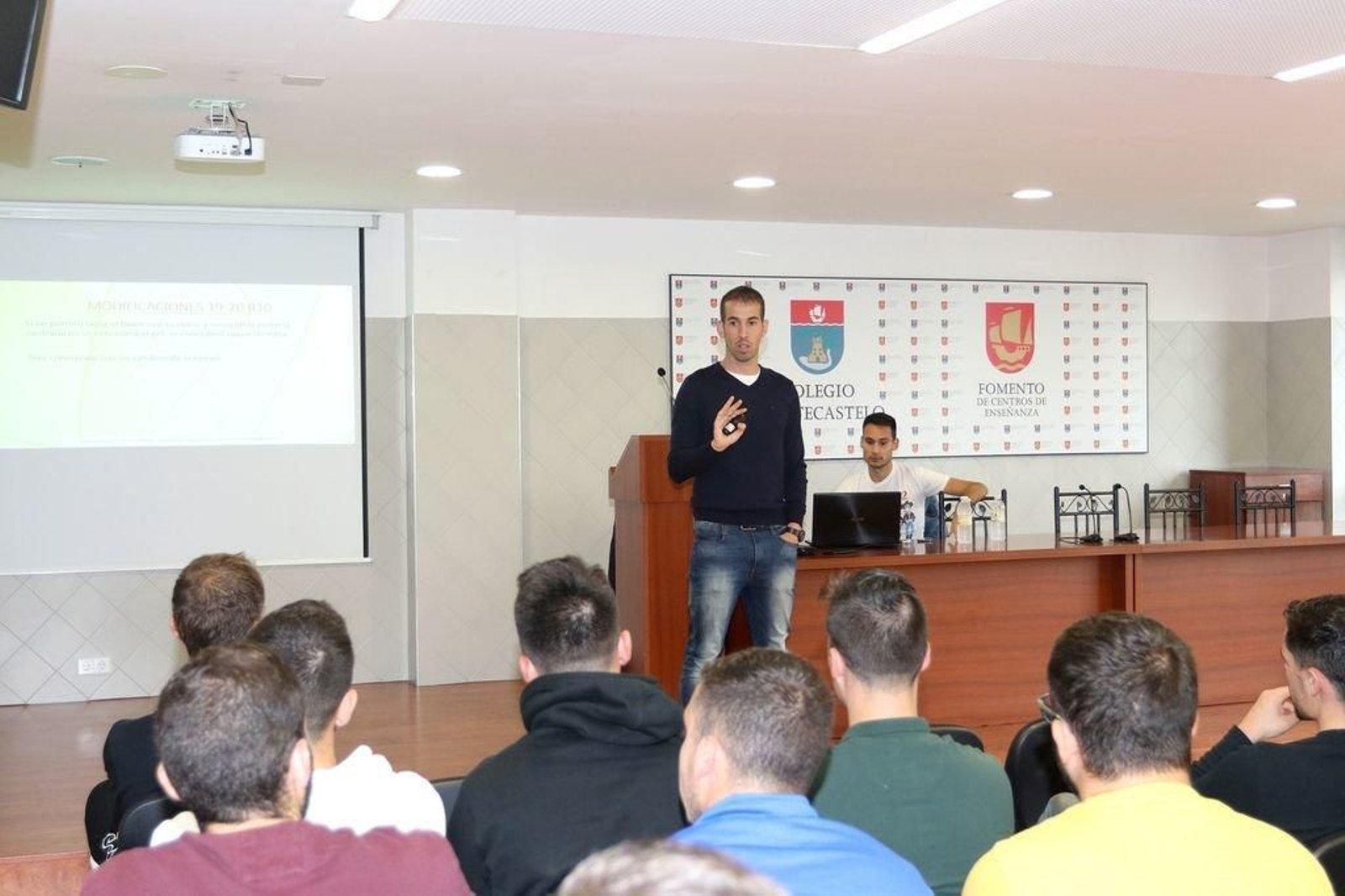 Clase magistral de Pérez Pallas sobre el arbitraje y el VAR