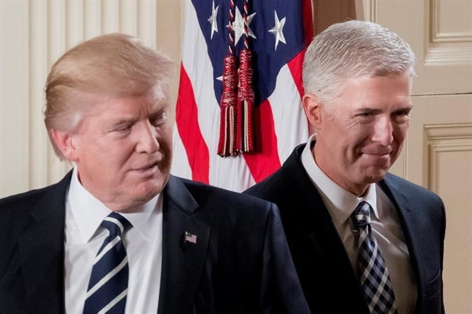 El nominado a la Suprema Corte, Neil Gorsuch, y el presidente de los Estados Unidos, Donald Trump (i)