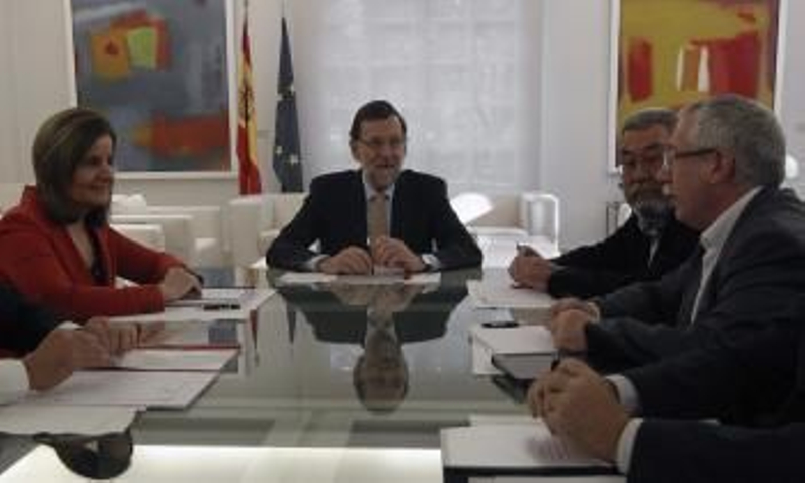 El presidente del Gobierno, Mariano Rajoy (c), acompañado de la ministra de la ministra de Empleo, Fátima Báñez, y los secretarios generales de UGT y CCOO, Cándido Méndez (2º dcha) e Ignacio Fernández Toxo.