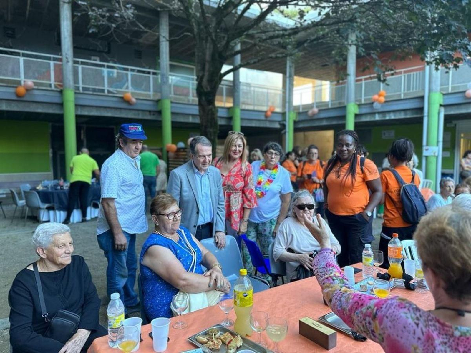 El servicio de teleasistencia o el de Cuidadores de Barrio son claves en el presupuesto del Concello.