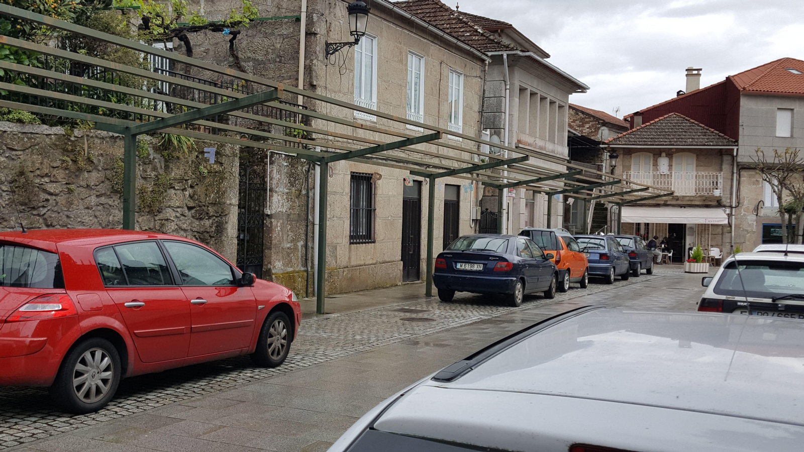 Parte de la zona comercial y hostelera del casco urbano nevense.