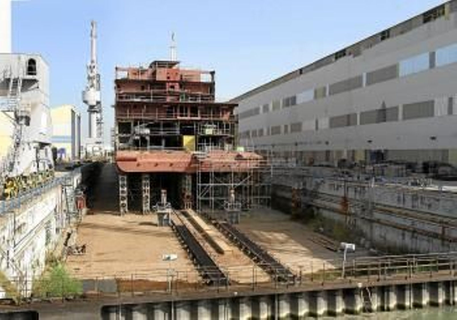El ferry a medio construir en Astilleros de Sevilla, donde se acabará el casco y luego se trasladará a Vigo para terminarlo por dentro.