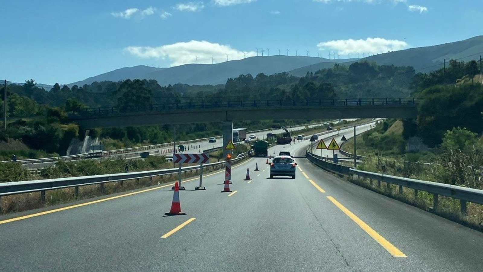 Carril cortado en la A-52 por las obras que llevan ya casi un año.